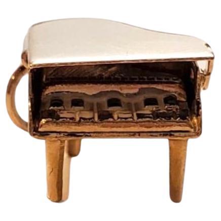 Charm de piano en or jaune 14K - 

Cette pièce miniature célèbre l'élégance de la musique et est magnifiquement réalisée en or jaune 14k. 

Poinçon : 14K 

Poids : 1,94 g/ 1,25 dwt.

Taille :  8,5 mm X  11mm X  13mm

Très bon état, polissage