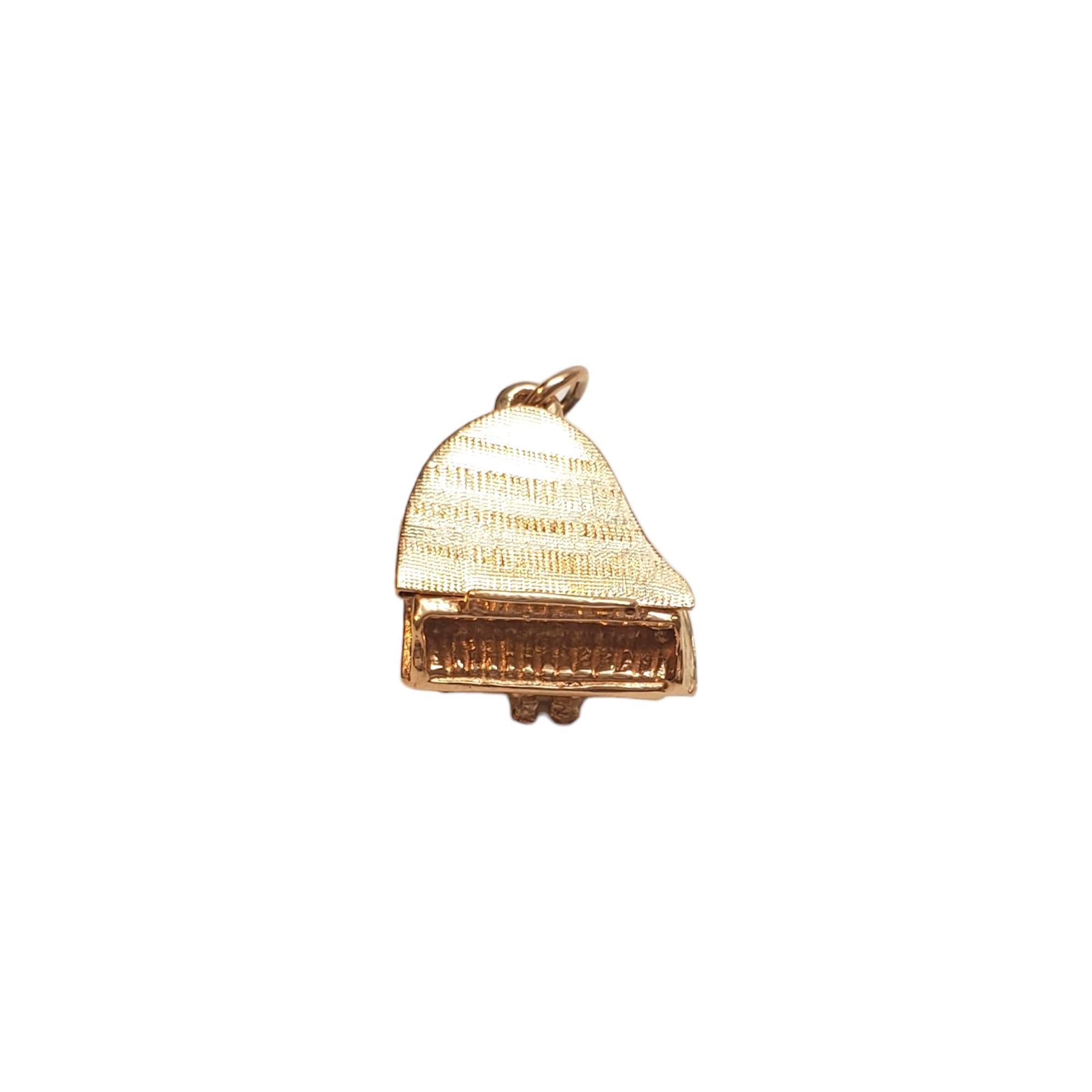 14K Yellow Gold Articulating Baby Grand Piano Charm

14K yellow gold piano charm with articulating lid and standing legs.

Hallmark: 14K 

Weight: 2.75 dwt/ 4.28 g

Length w/ bail: 19.75 mm

Size: 16.3 mm X 15.46 mm X 12.08 mm

Very good condition,