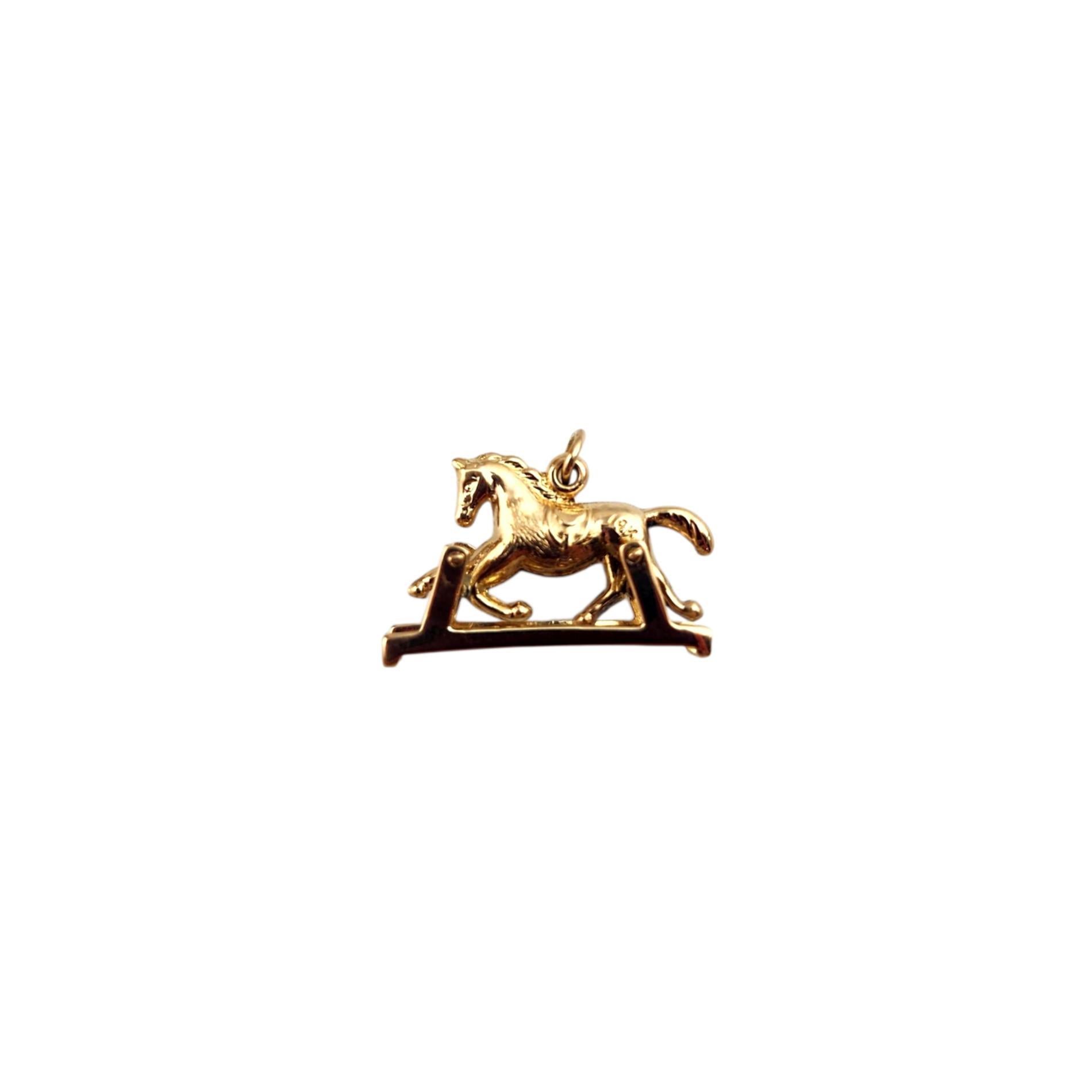 Charm a forma di cavallo articolato in oro giallo massiccio 14 carati

Questo affascinante ciondolo a forma di cavallo snodabile cattura lo spirito del movimento e della grazia, grazie a parti mobili che danno vita al cavallo. Sapientemente