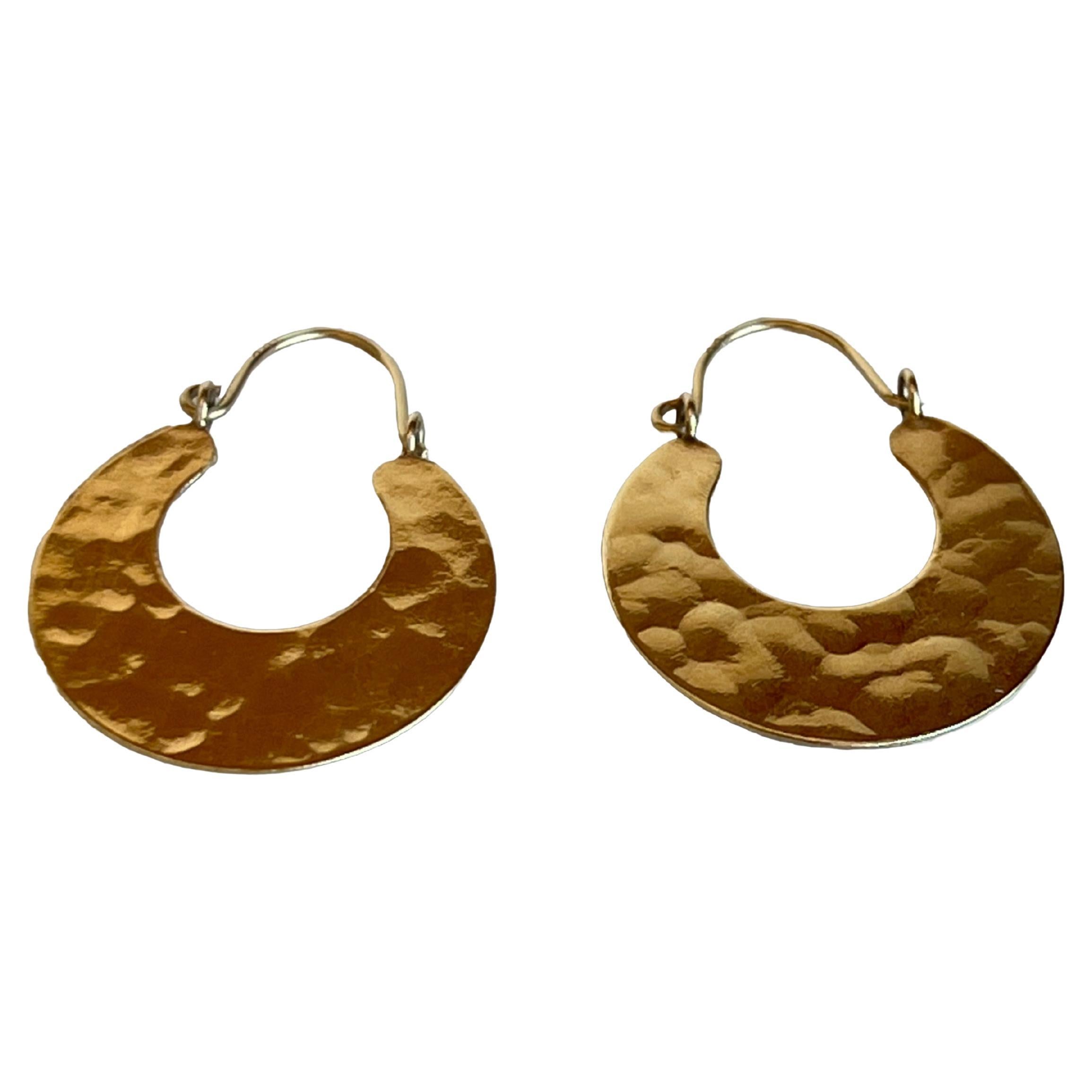 Discover the perfect blend of classic elegance and contemporary design with these stylish 14k gold hammered hoop earrings. Beautifully crafted, each earring features a distinctive hammered texture that catches and reflects light, adding a touch of