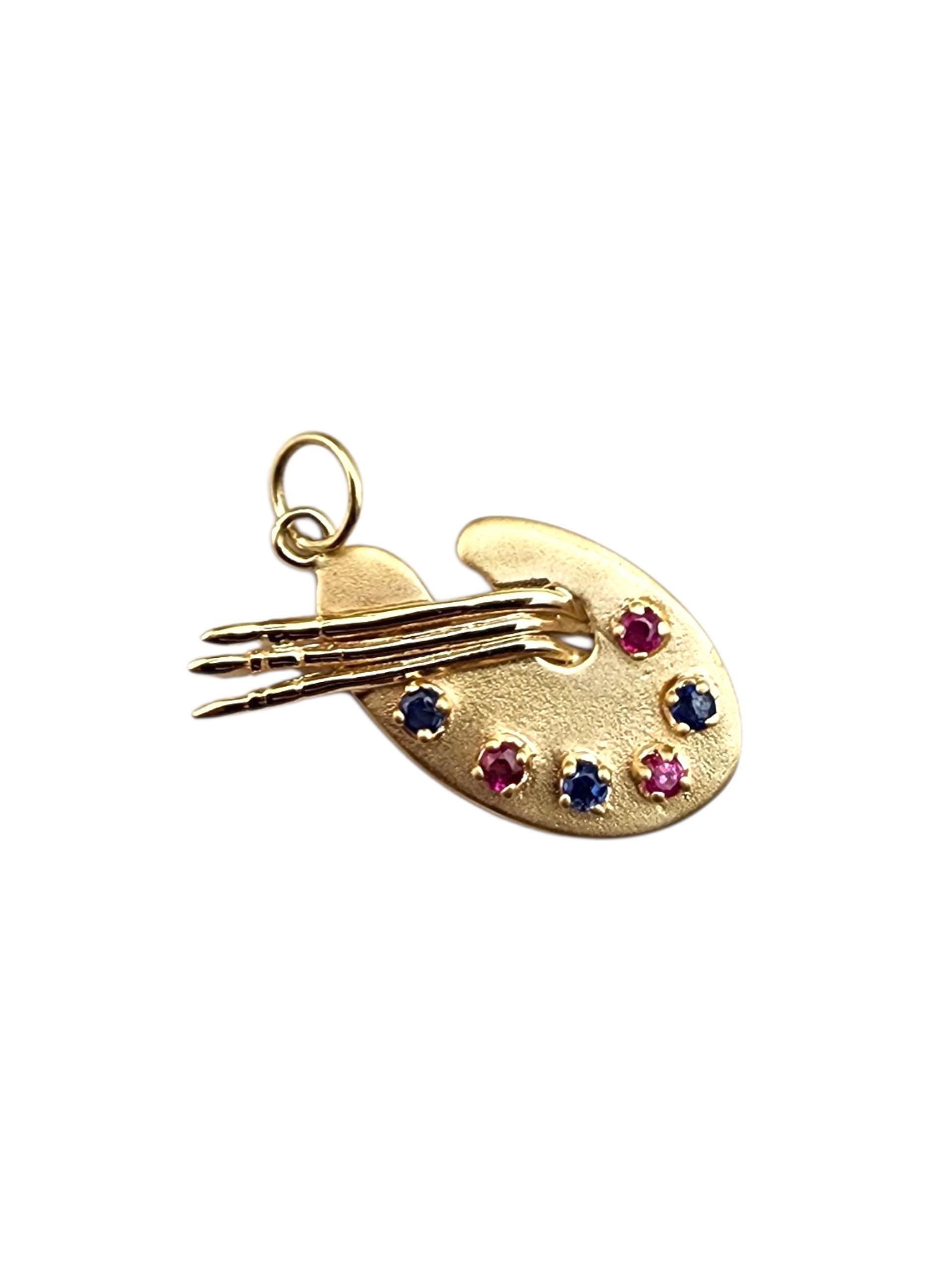 14K Gelbgold Künstler-Paletten-Anhänger

Dieser Anhänger aus 14-karätigem Gelbgold fängt die Essenz von Kreativität und Handwerkskunst wunderbar ein. Er hat rosa und blaue Steine, die die Farbe hervorheben. Die Miniaturpalette ist mit feinen