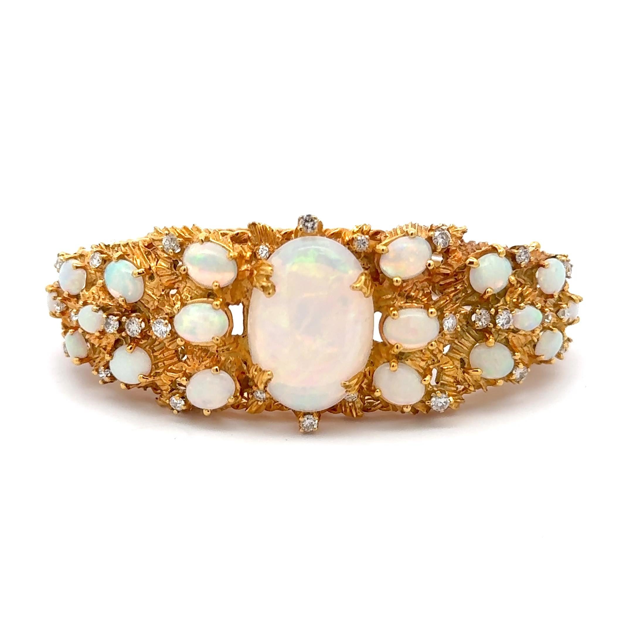 Fusion captivante de feu et de texture, ce bracelet extraordinaire est une célébration de l'opulence naturelle australienne et de l'artisanat complexe. Serti dans de l'or jaune 14k richement détaillé, le design met en valeur 19 opales australiennes