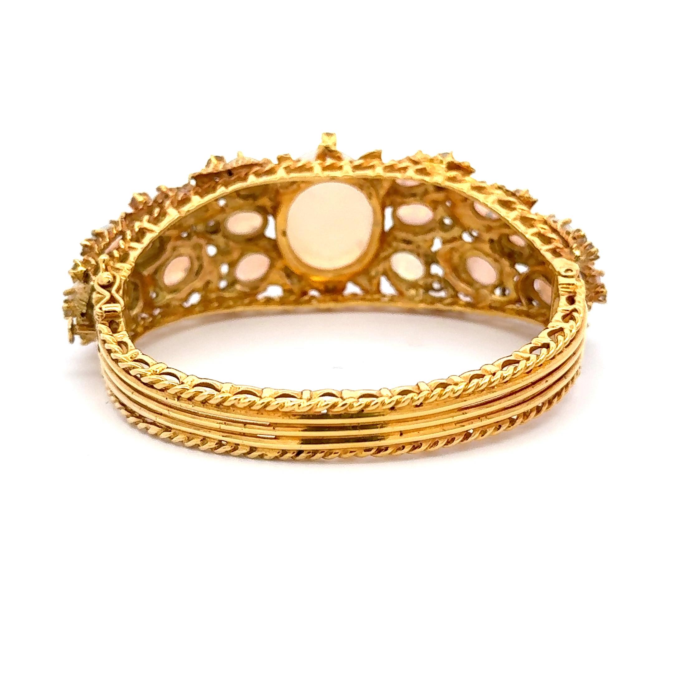 Taille ovale Bracelet en or jaune 14k avec opale australienne et diamant en vente