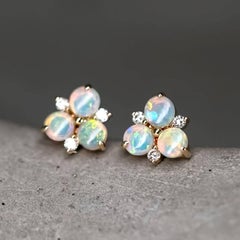 Orecchini a perno in oro giallo 14K con opale australiano solido e diamante Trio