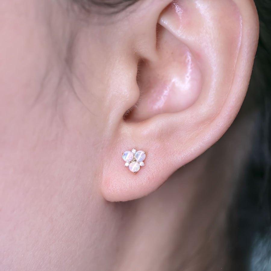 Arts and Crafts Boucles d'oreilles en or jaune 14K avec trois diamants et une opale australienne massive en vente