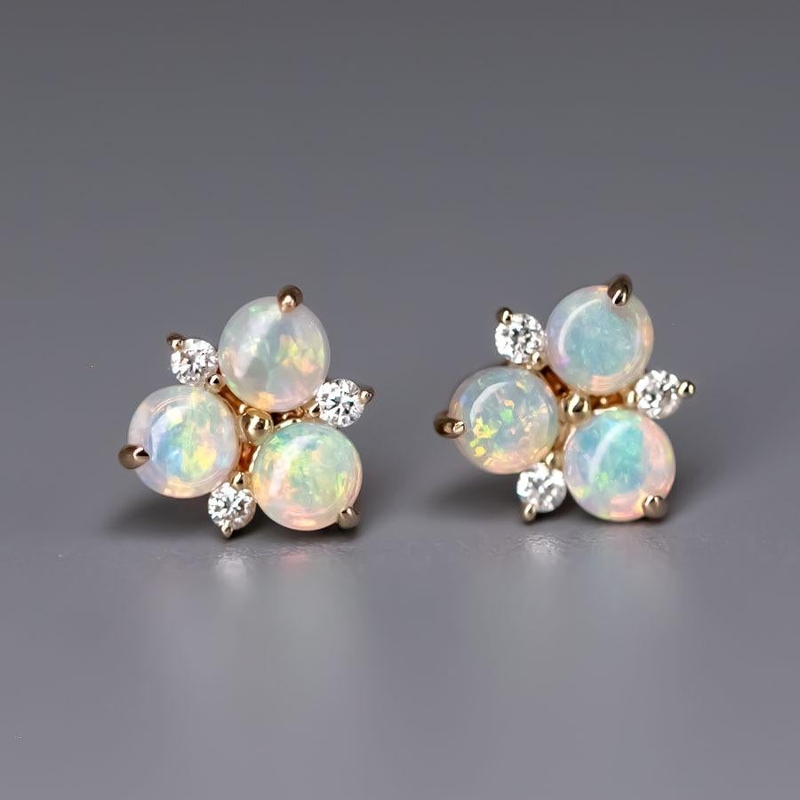Taille ronde Boucles d'oreilles en or jaune 14K avec trois diamants et une opale australienne massive en vente
