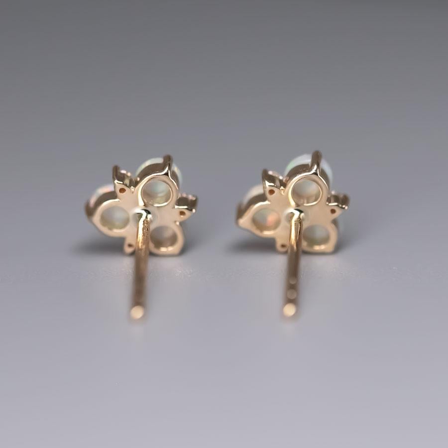 Boucles d'oreilles en or jaune 14K avec trois diamants et une opale australienne massive Neuf - En vente à Suwanee, GA