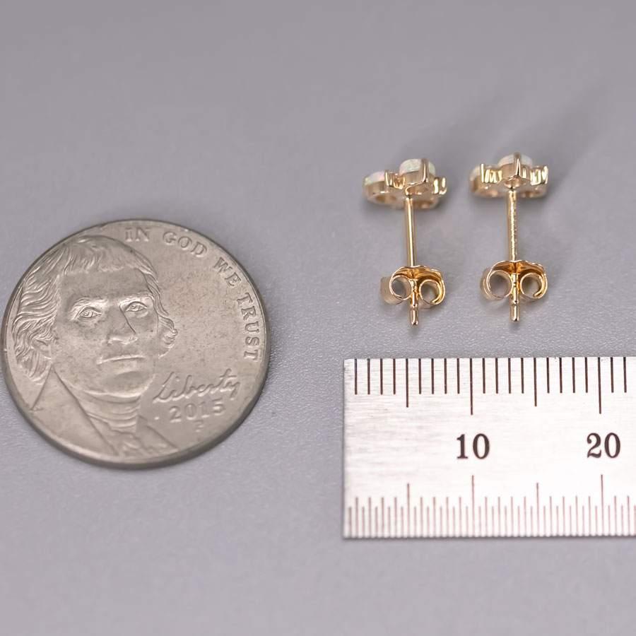 Boucles d'oreilles en or jaune 14K avec trois diamants et une opale australienne massive Unisexe en vente