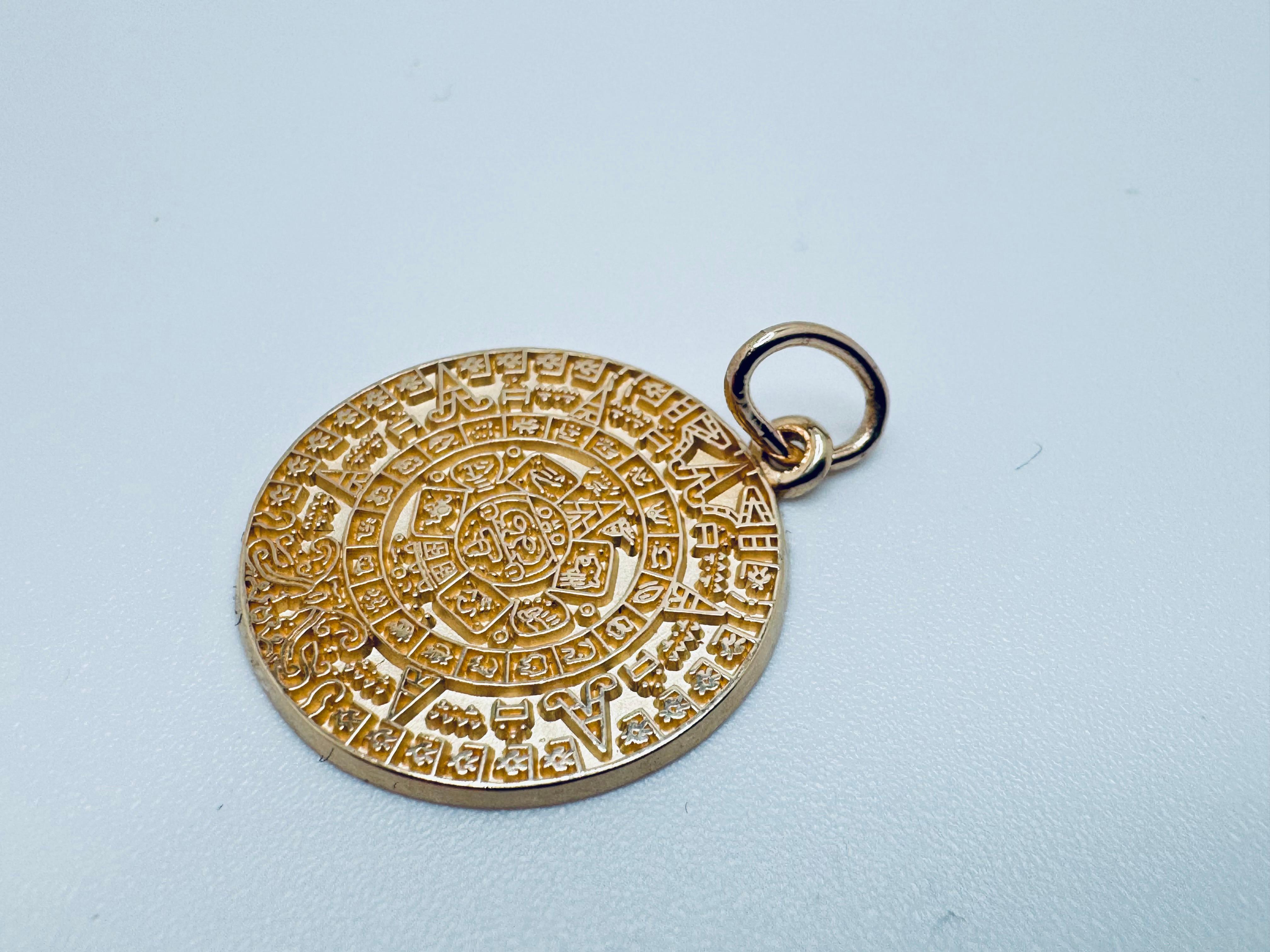 Art déco Pendentif en or jaune 14K avec breloque calendrier aztèque en vente