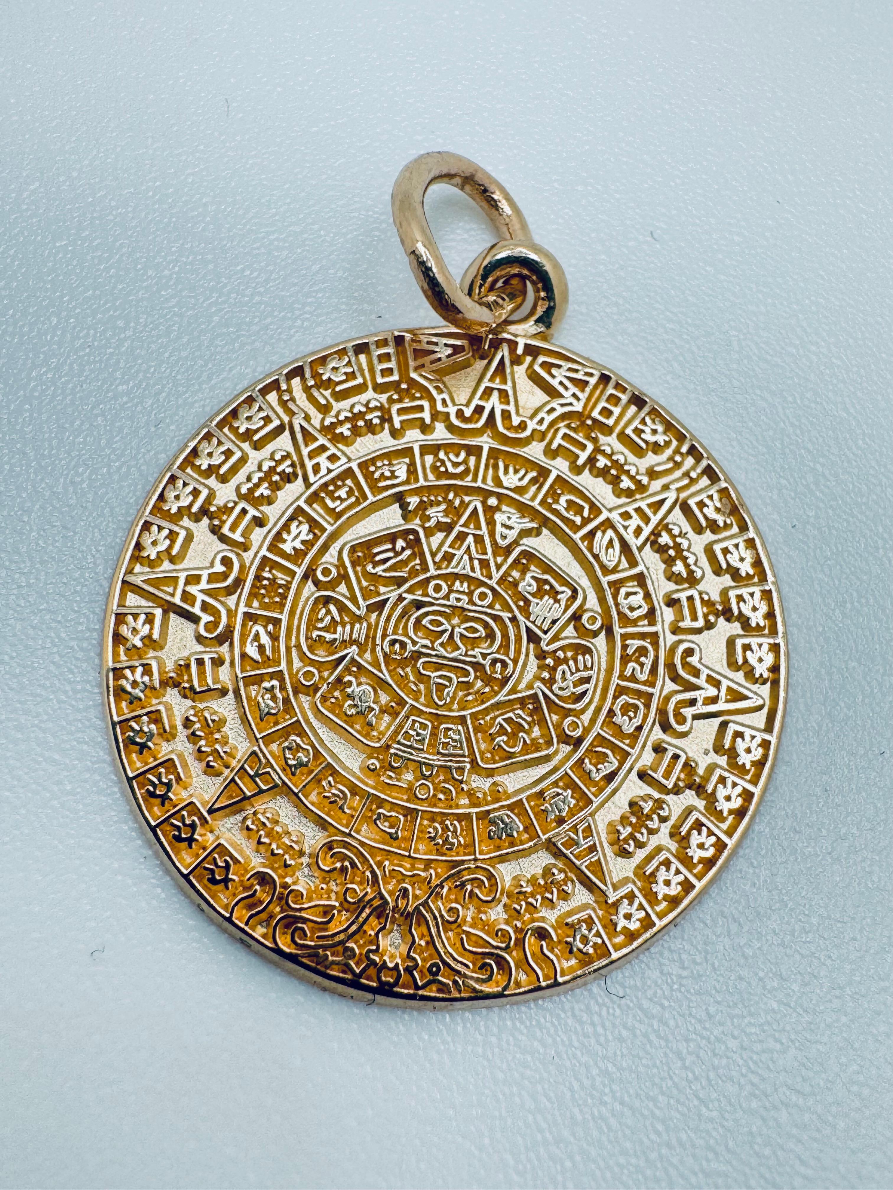 Pendentif en or jaune 14K avec breloque calendrier aztèque Bon état - En vente à Palm Desert, CA