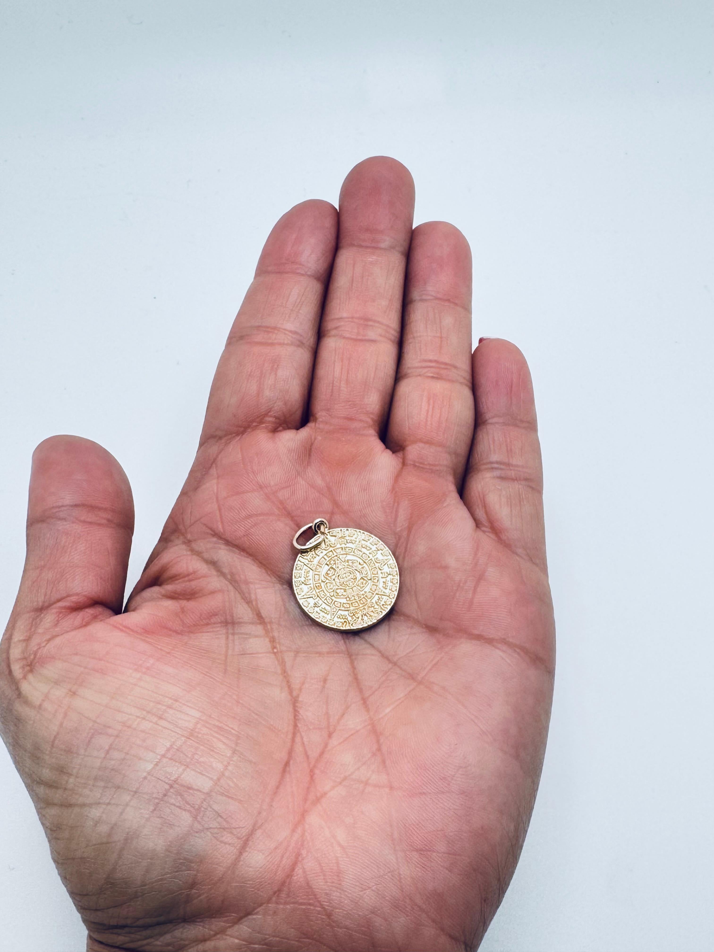 Pendentif en or jaune 14K avec breloque calendrier aztèque en vente 2