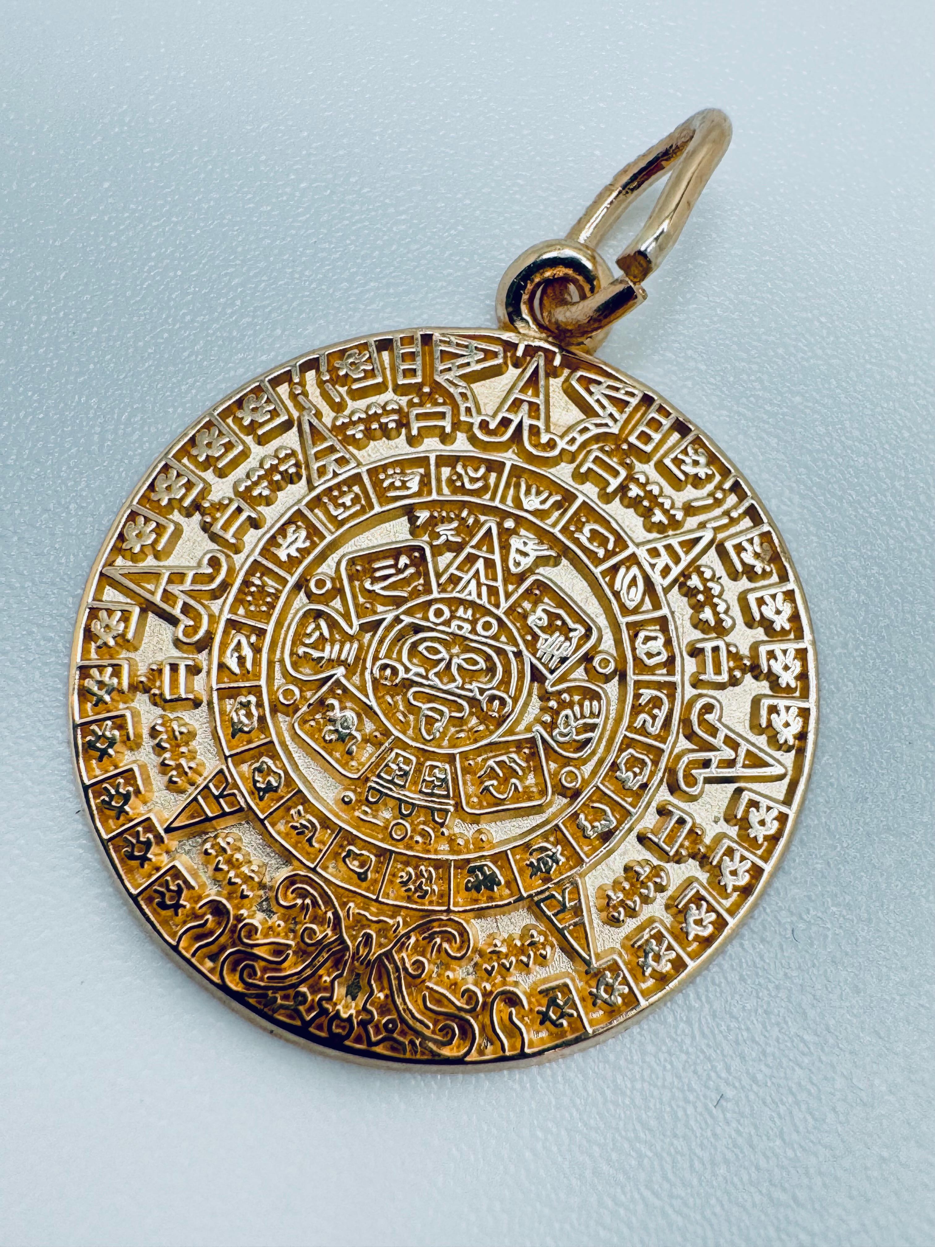 Pendentif en or jaune 14K avec breloque calendrier aztèque en vente 4