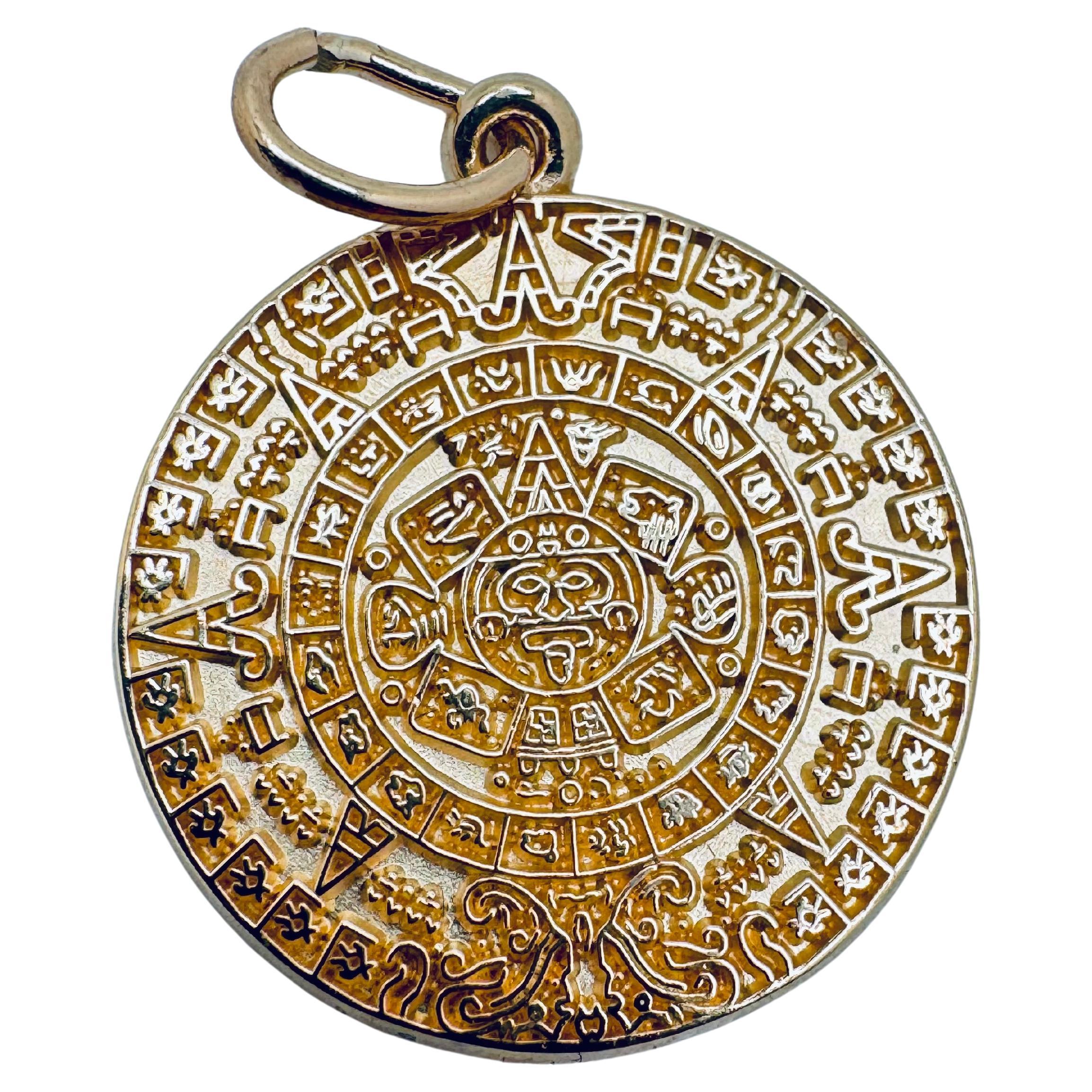 Pendentif en or jaune 14K avec breloque calendrier aztèque en vente