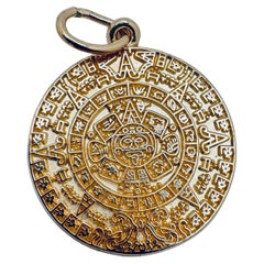 Pendentif en or jaune 14K avec breloque calendrier aztèque