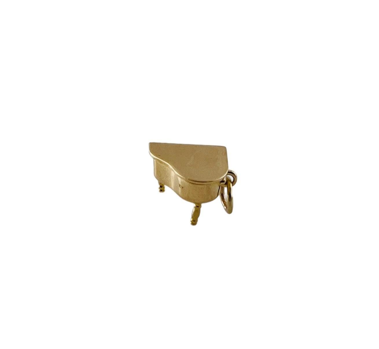14K Yellow Gold Baby Grand Piano Charm Pendant

This beautiful piano charm is set in 14K yellow gold. The top lifts up to reveal the inside of the piano

Pendant is approx. 12 x 13 x 9.1 mm

2.74 g / 1.8 dwt

Stamped 14K 

*Does not come with