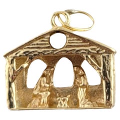 Charm con presepe di Gesù Bambino in oro giallo 14k