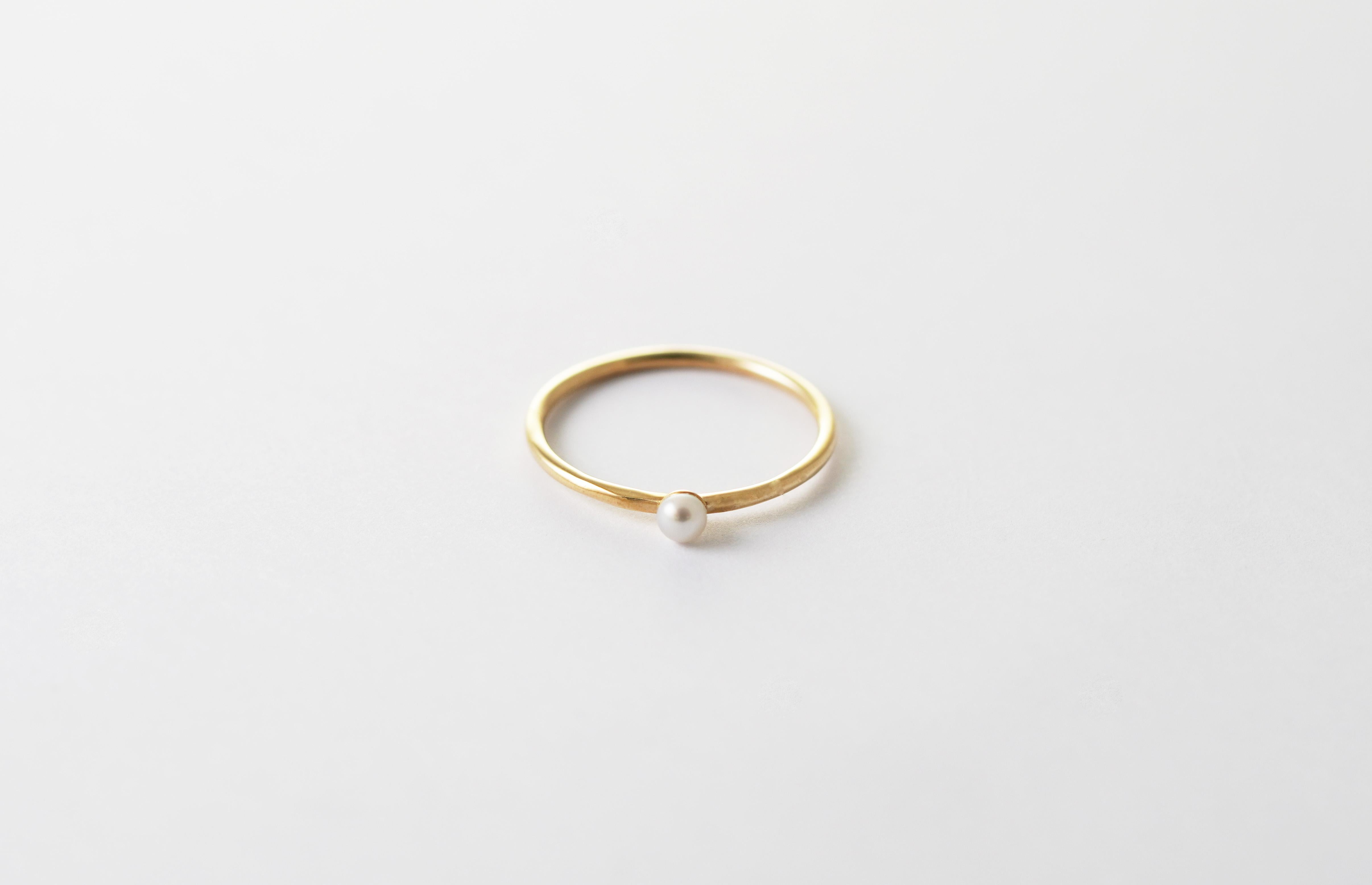 Delicato, raffinato ed elegante senza sforzo: questo anello artigianale di Antonio's celebra il minimalismo con un tocco di fascino senza tempo. Realizzata in oro giallo 14 kt, la sottile fascia risplende di una luminosità calda e naturale che si