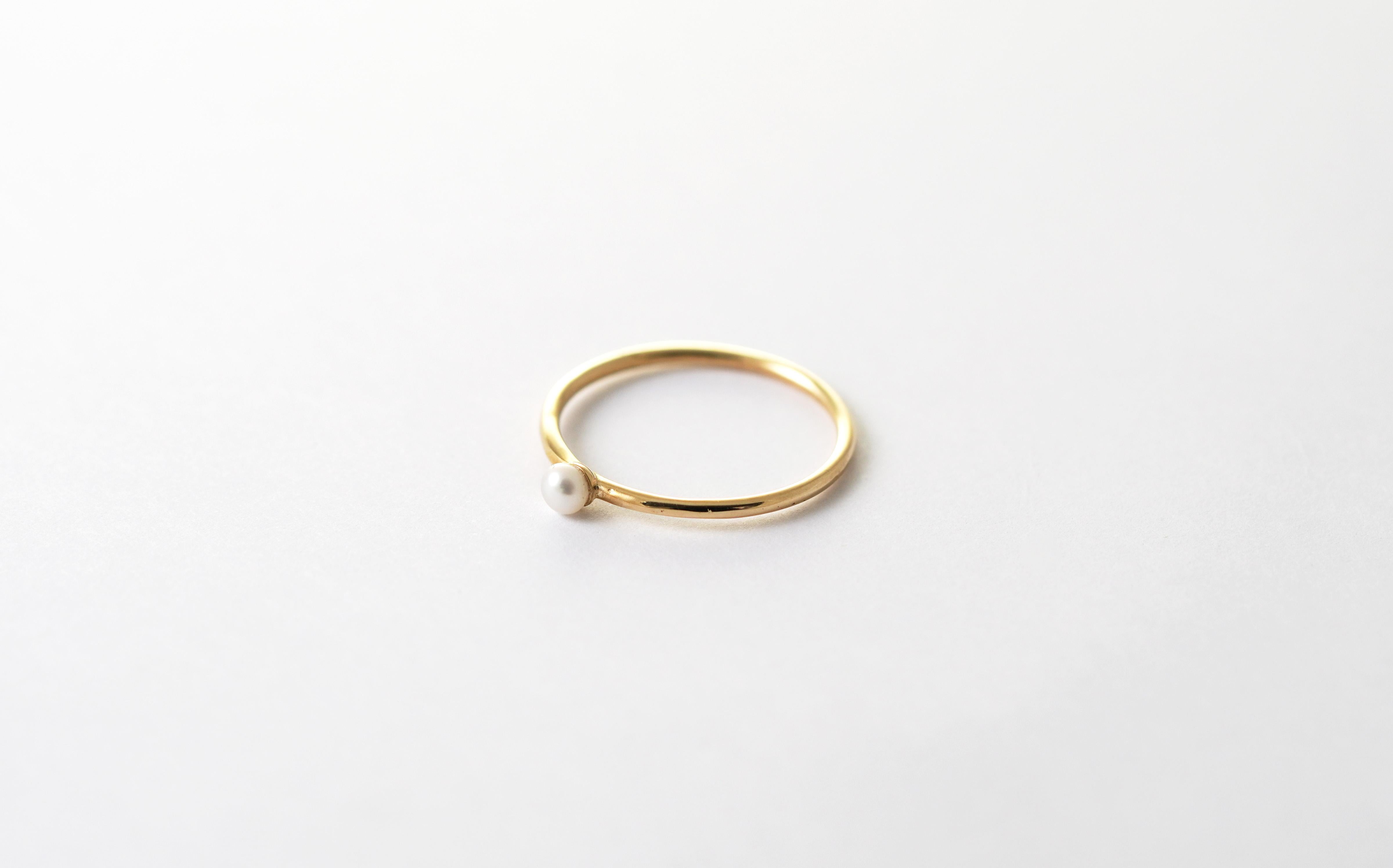 Moderno Anello con perla per bambini in oro giallo 14K in vendita