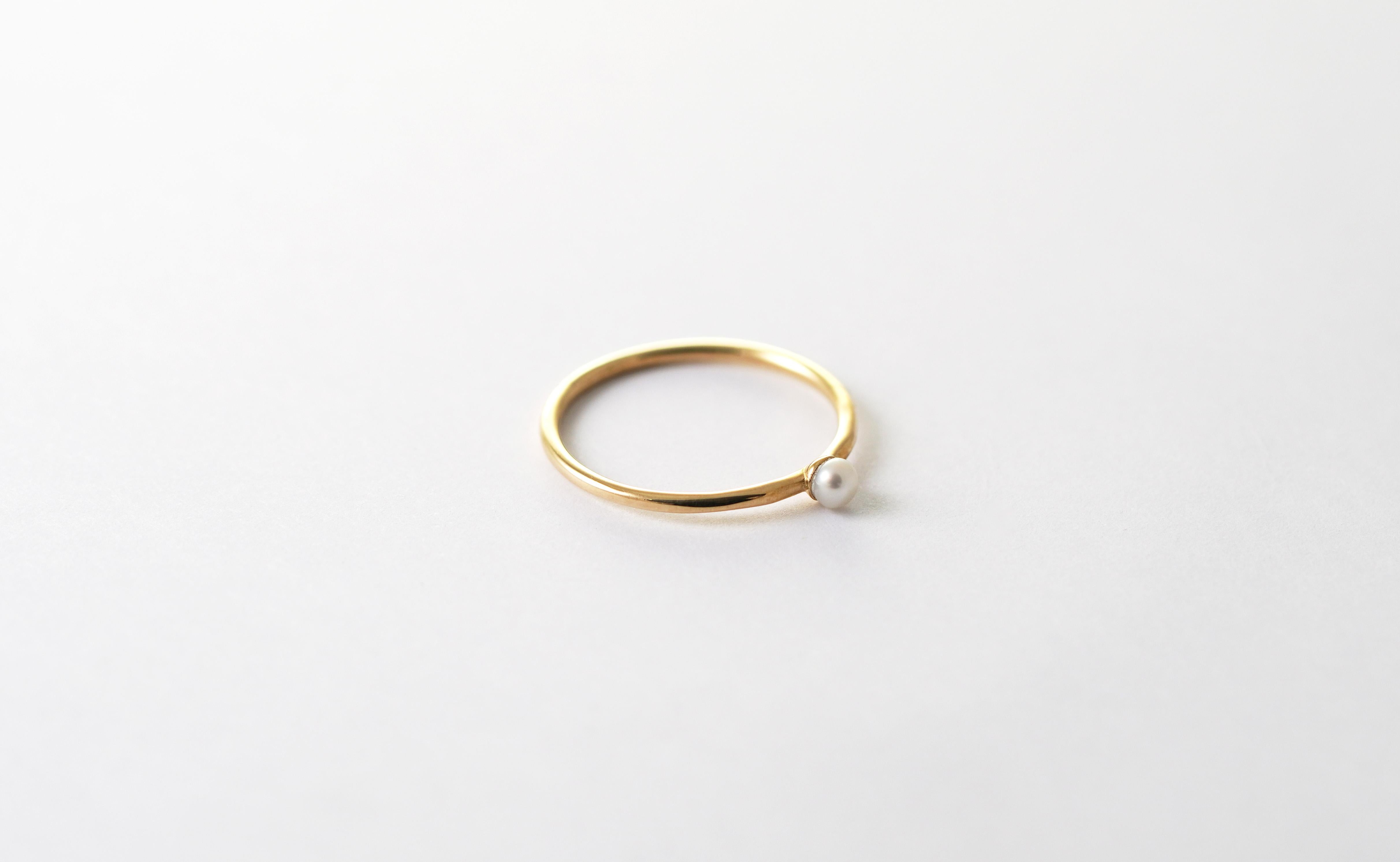 Grezzo Anello con perla per bambini in oro giallo 14K in vendita