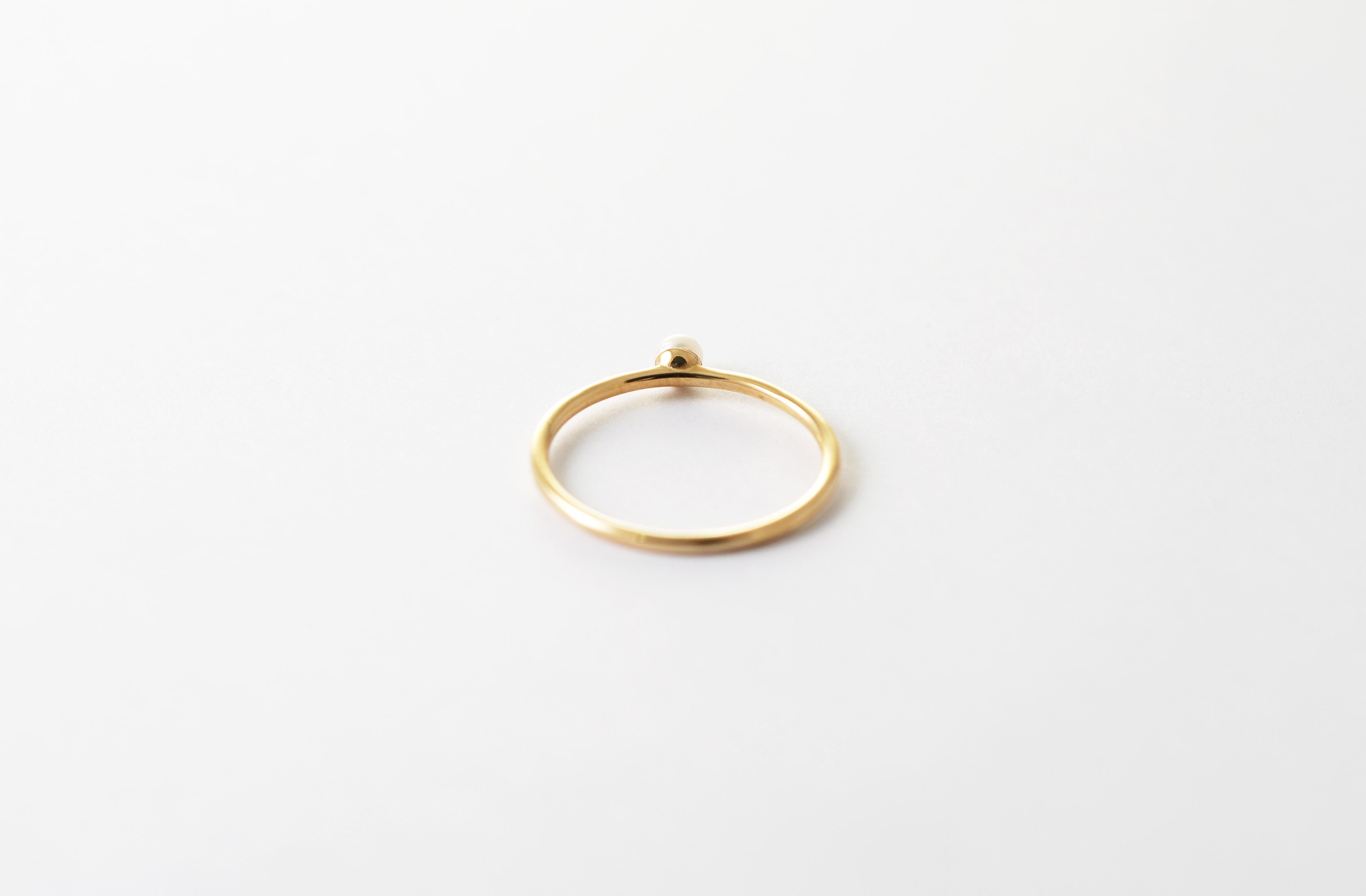 Donna Anello con perla per bambini in oro giallo 14K in vendita