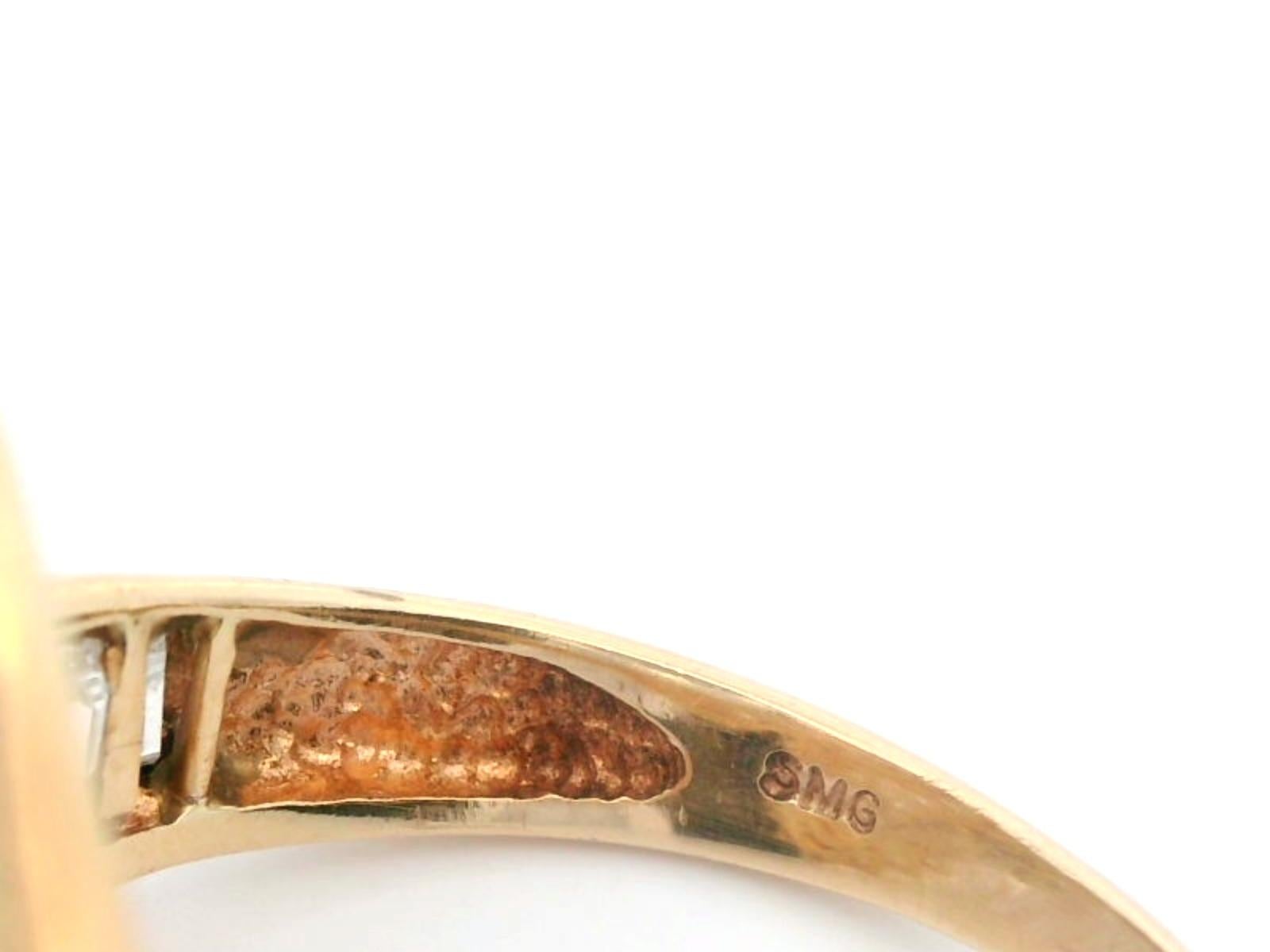 Anello a grappolo con diamanti tondi e baguette in oro giallo 14k in vendita 4