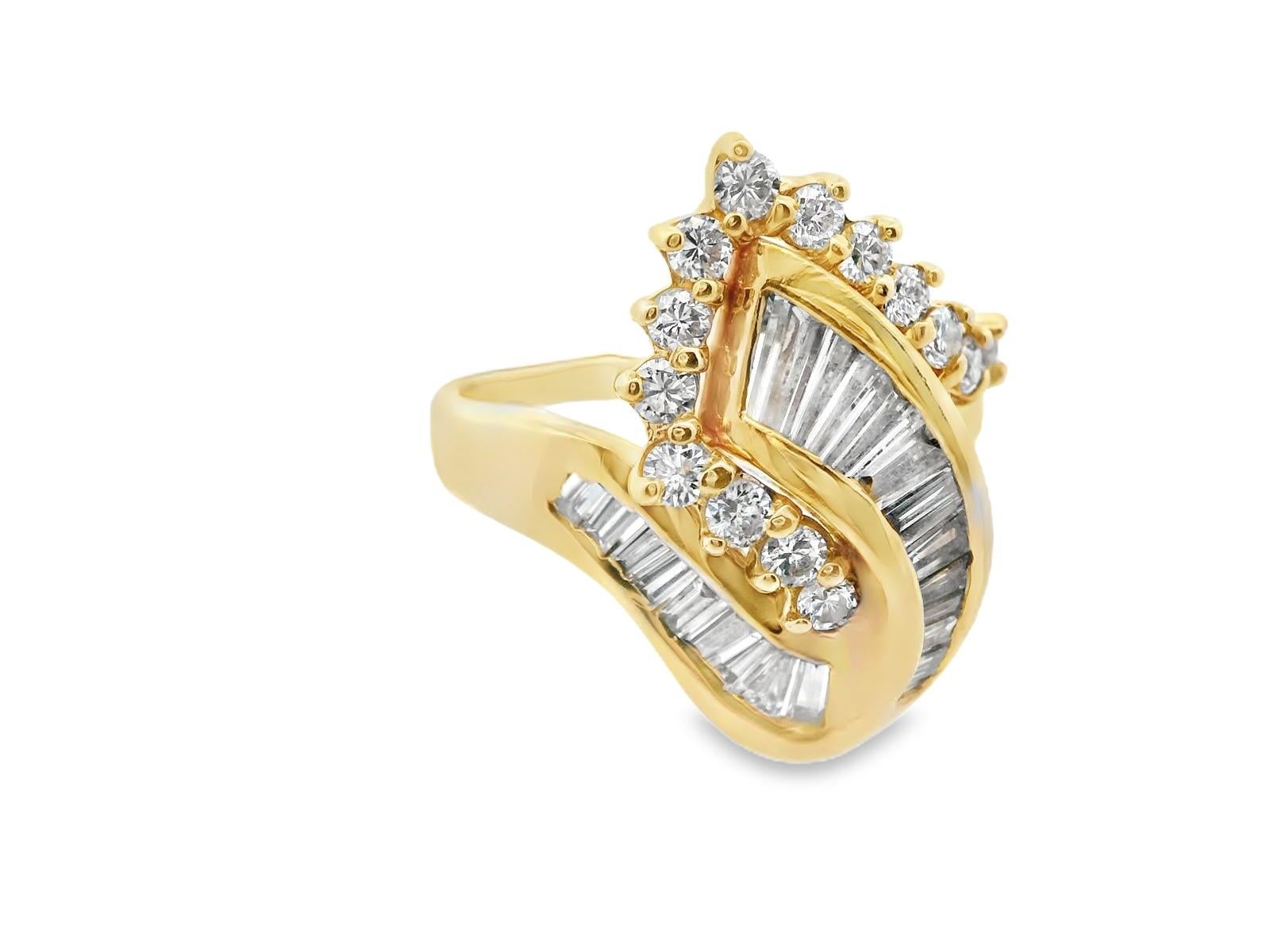 Questo divertente anello di moda è realizzato in oro giallo 14k e presenta diamanti a taglio baguette e rotondo. La forma e il motivo unici di questo anello mettono in risalto i diamanti, facendoli risaltare. Con un totale di 1,45 carati di