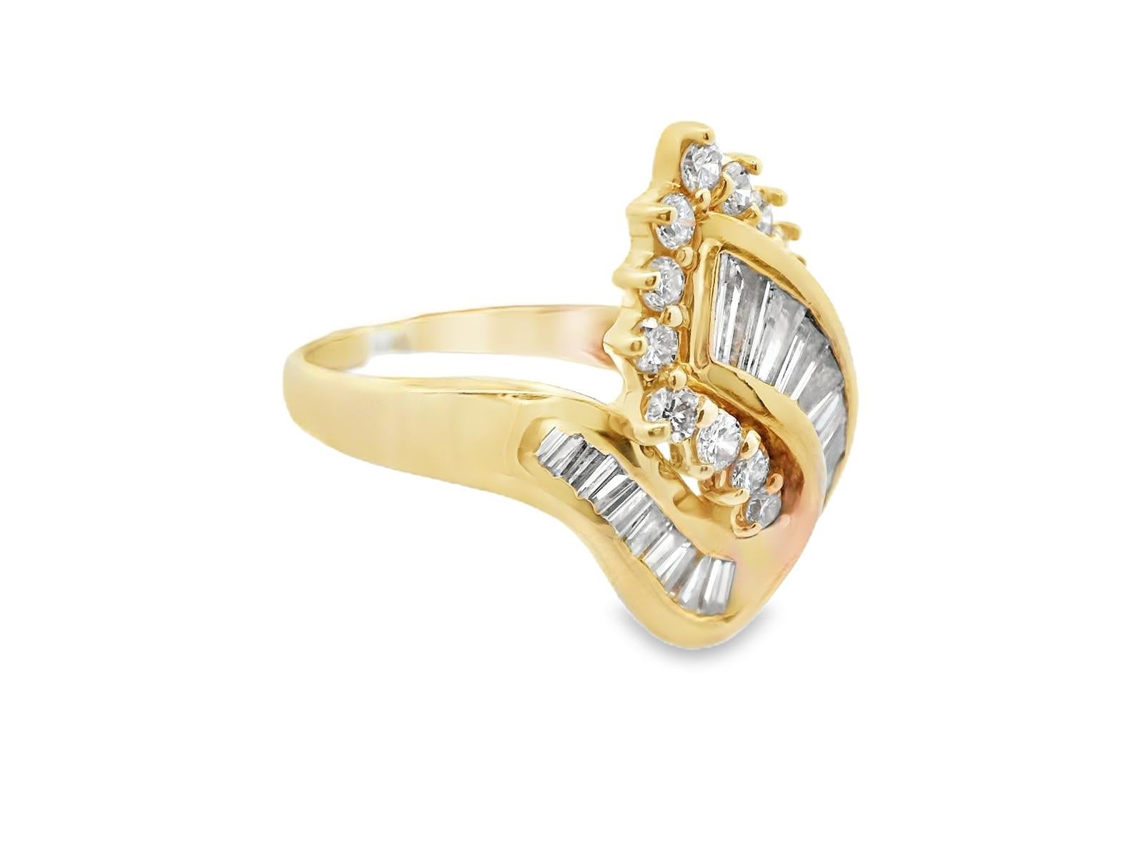 Contemporaneo Anello a grappolo con diamanti tondi e baguette in oro giallo 14k in vendita