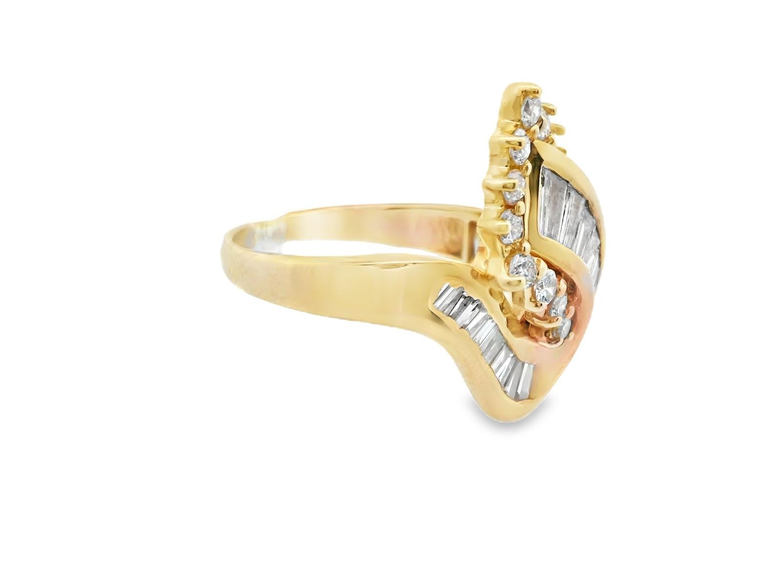 Taglio rotondo Anello a grappolo con diamanti tondi e baguette in oro giallo 14k in vendita