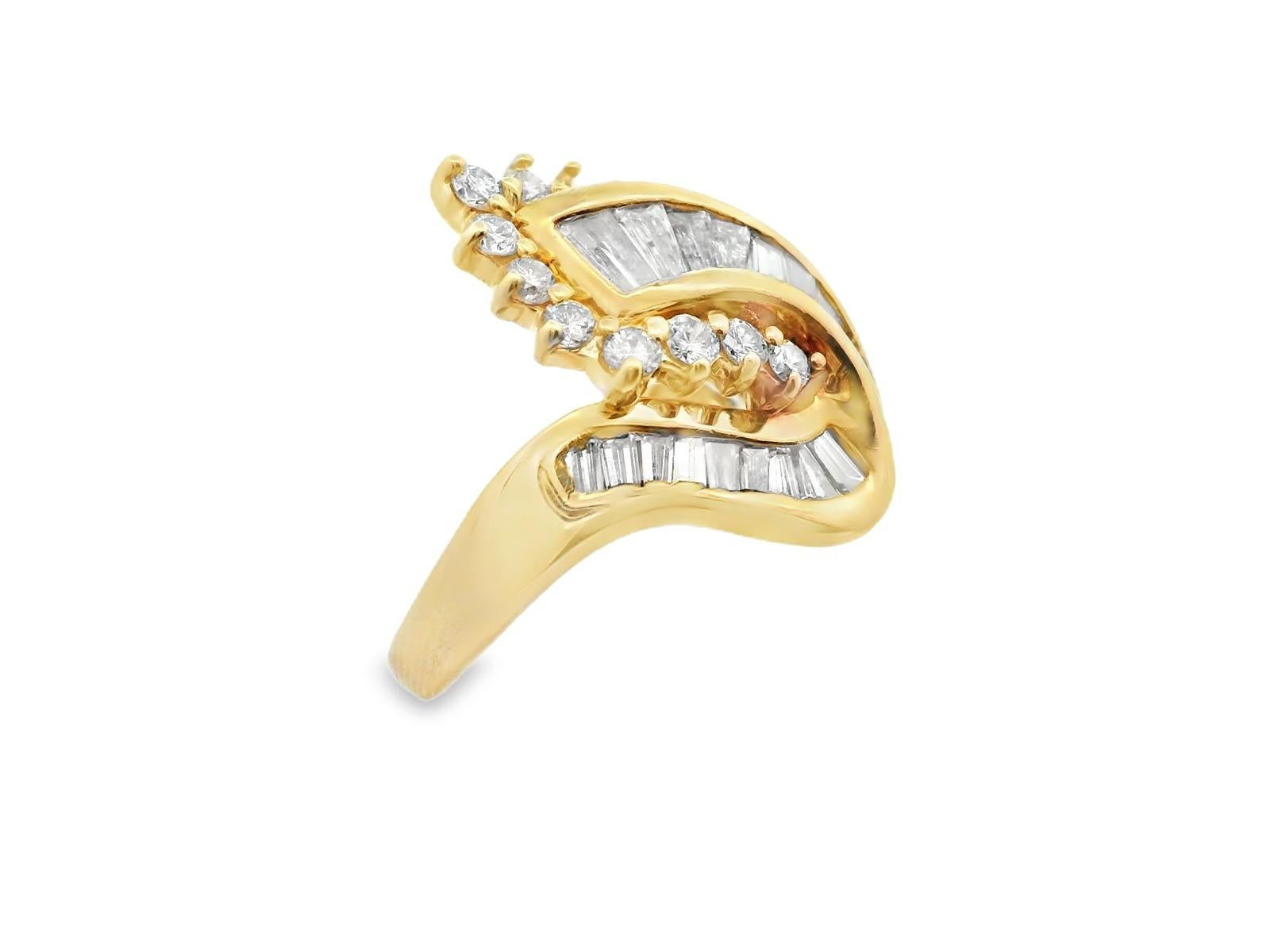 Anello a grappolo con diamanti tondi e baguette in oro giallo 14k In condizioni buone in vendita a Lexington, KY