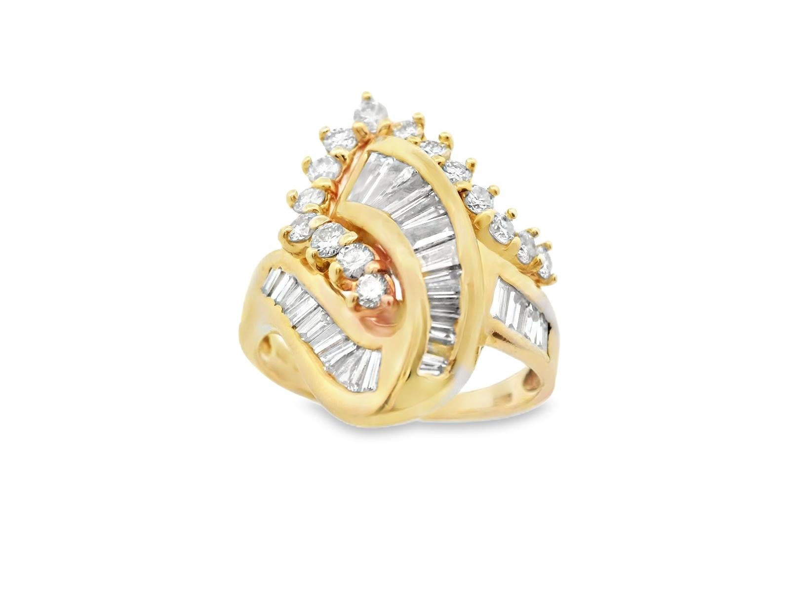 Donna Anello a grappolo con diamanti tondi e baguette in oro giallo 14k in vendita