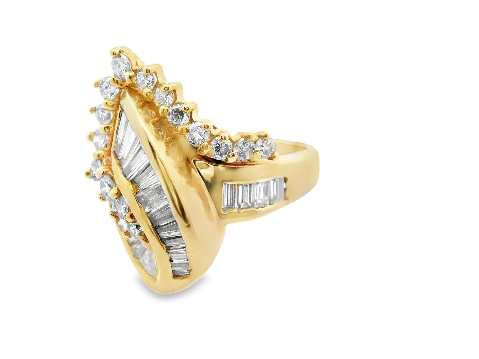 Anello a grappolo con diamanti tondi e baguette in oro giallo 14k in vendita 2