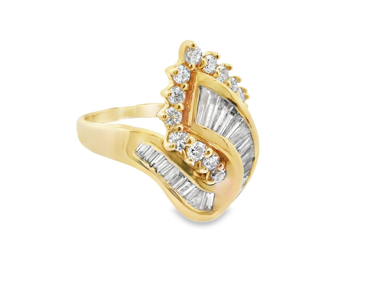 Anello a grappolo con diamanti tondi e baguette in oro giallo 14k in vendita 3