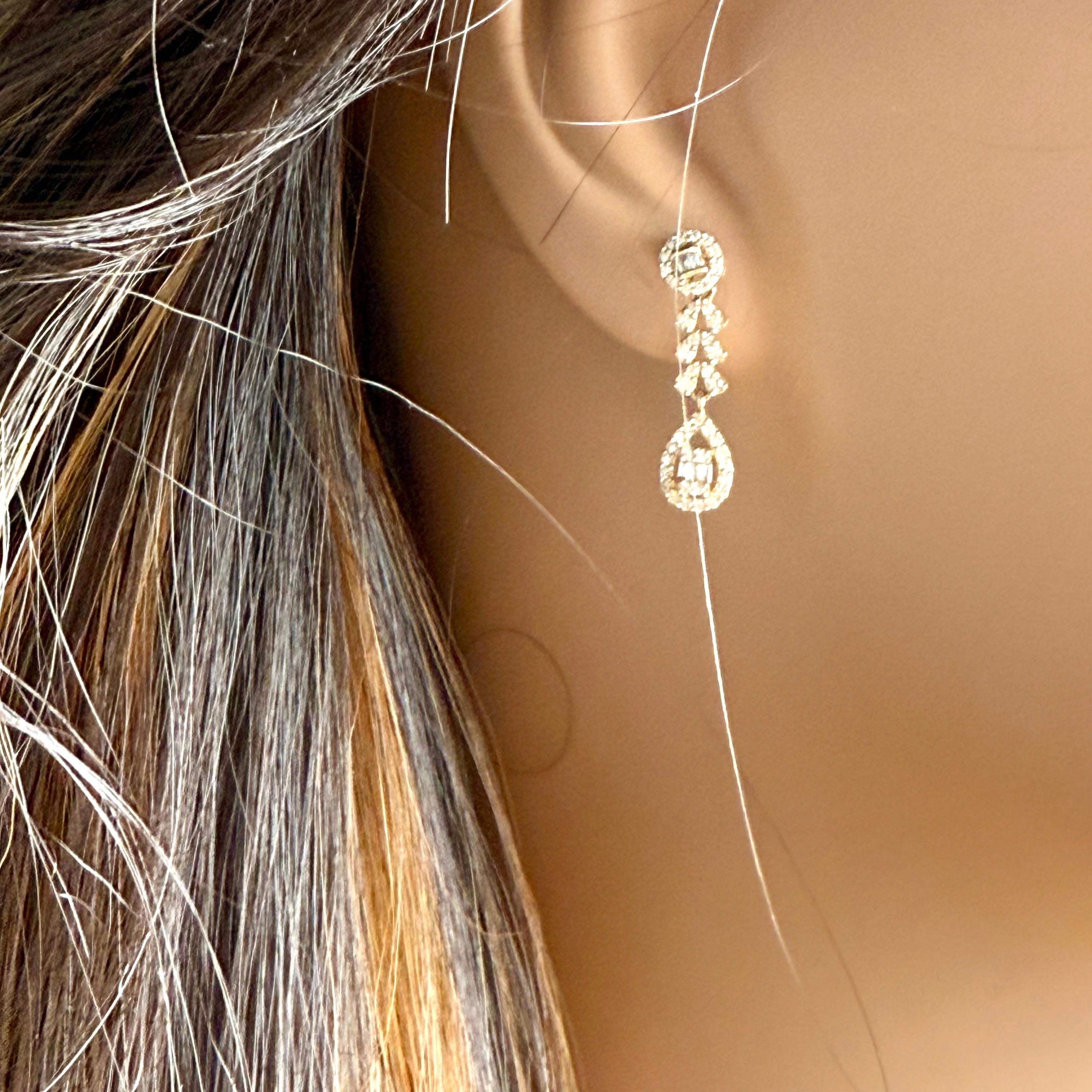 14K Yellow Gold Baguette and Round Diamond Dangle Delicate In Size Earrings Corte baguette en venta