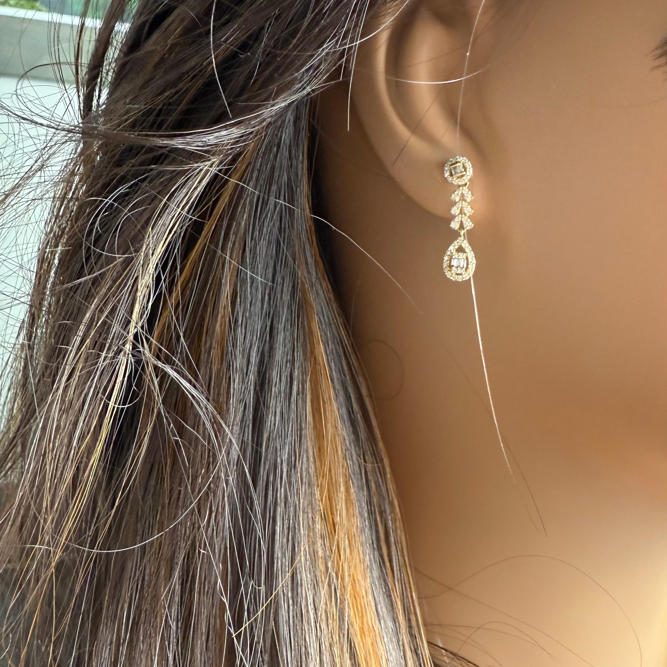 14K Yellow Gold Baguette and Round Diamond Dangle Delicate In Size Earrings en Nuevo estado para la venta en New York, NY