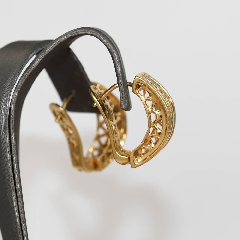 Orecchini con diamanti a baguette in oro giallo 14k.
Pesa 6,5 grammi ed è timbrato 14k.
Gli orecchini hanno circa 150 piccoli diamanti Baguette da .75tdw.