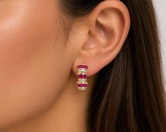 Pendientes tipo «huggie» acampanados de oro amarillo de 14k con rubíes y diamantes en talla baguette y cierres tipo omega