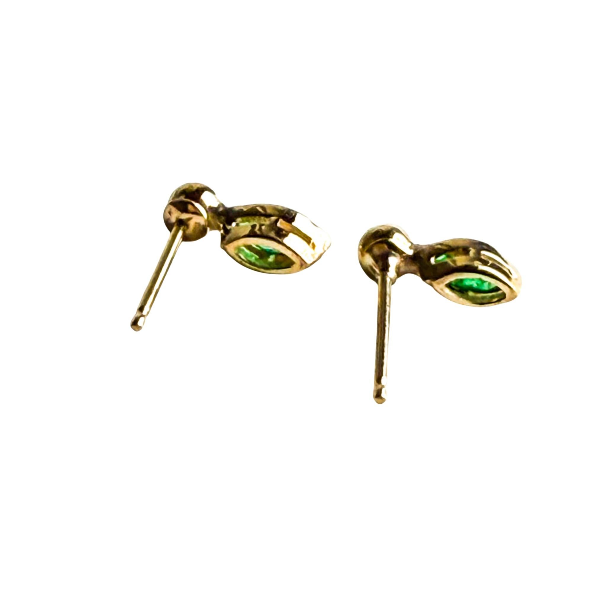 Mini-boucles d'oreilles en or jaune 14K avec émeraudes marquées serties en chaton Neuf - En vente à New York, NY