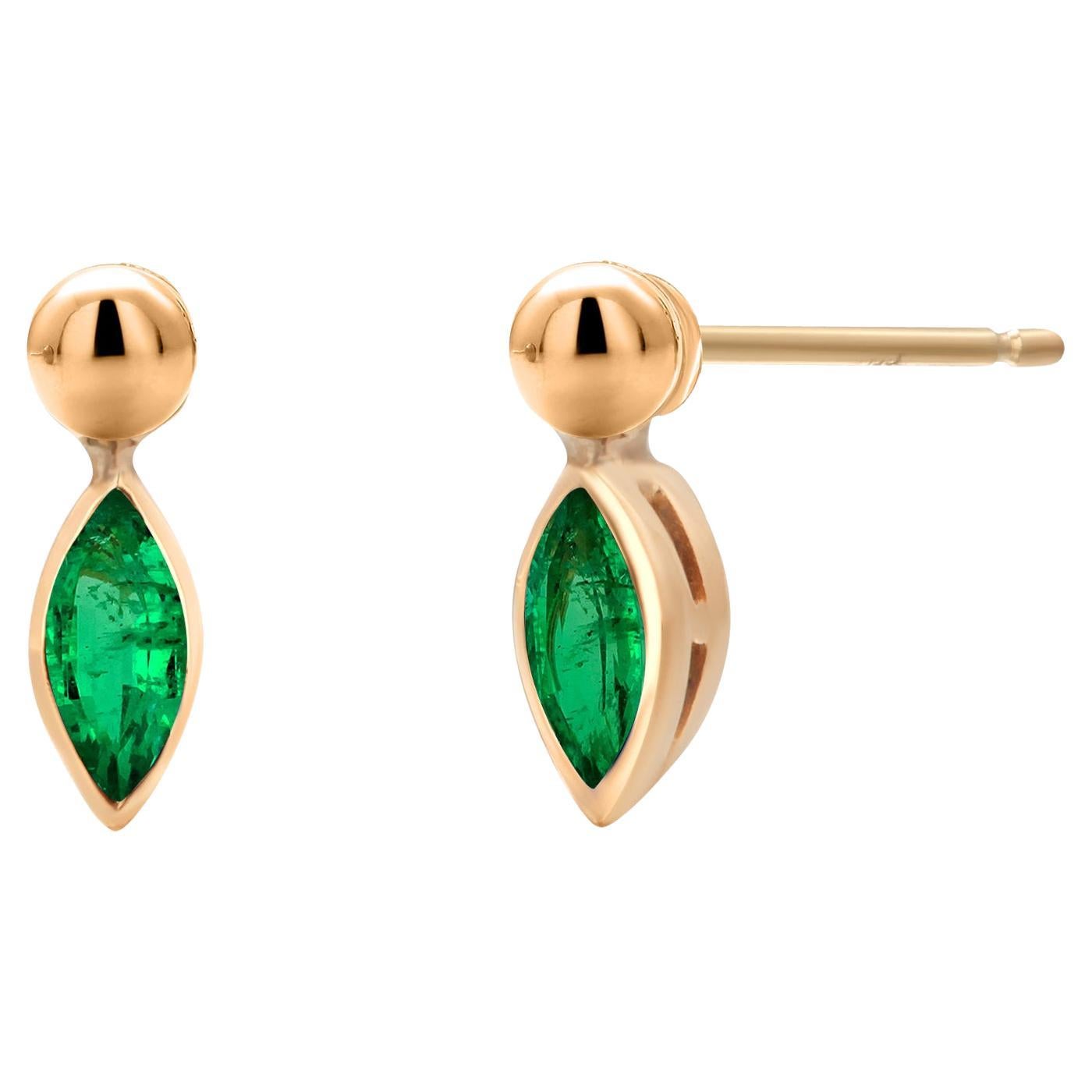 Mini-boucles d
oreilles en or jaune 14K avec émeraudes marquées serties en chaton en vente