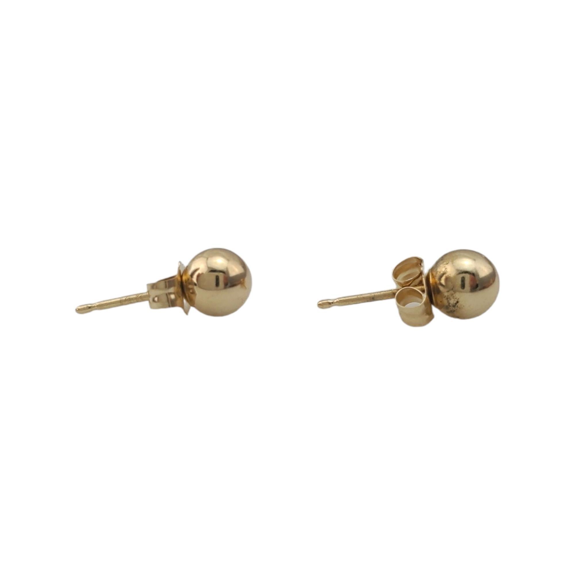 14K Yellow Gold Ball Stud Earrings

Elevate your everyday elegance with these ball stud earrings crafted with 14K yellow gold.

Hallmark: 14K 

Weight: 0.29 g/ 0.18 dwt.

Length: 4.85 mm 

Very good condition, professionally polished.

Will come