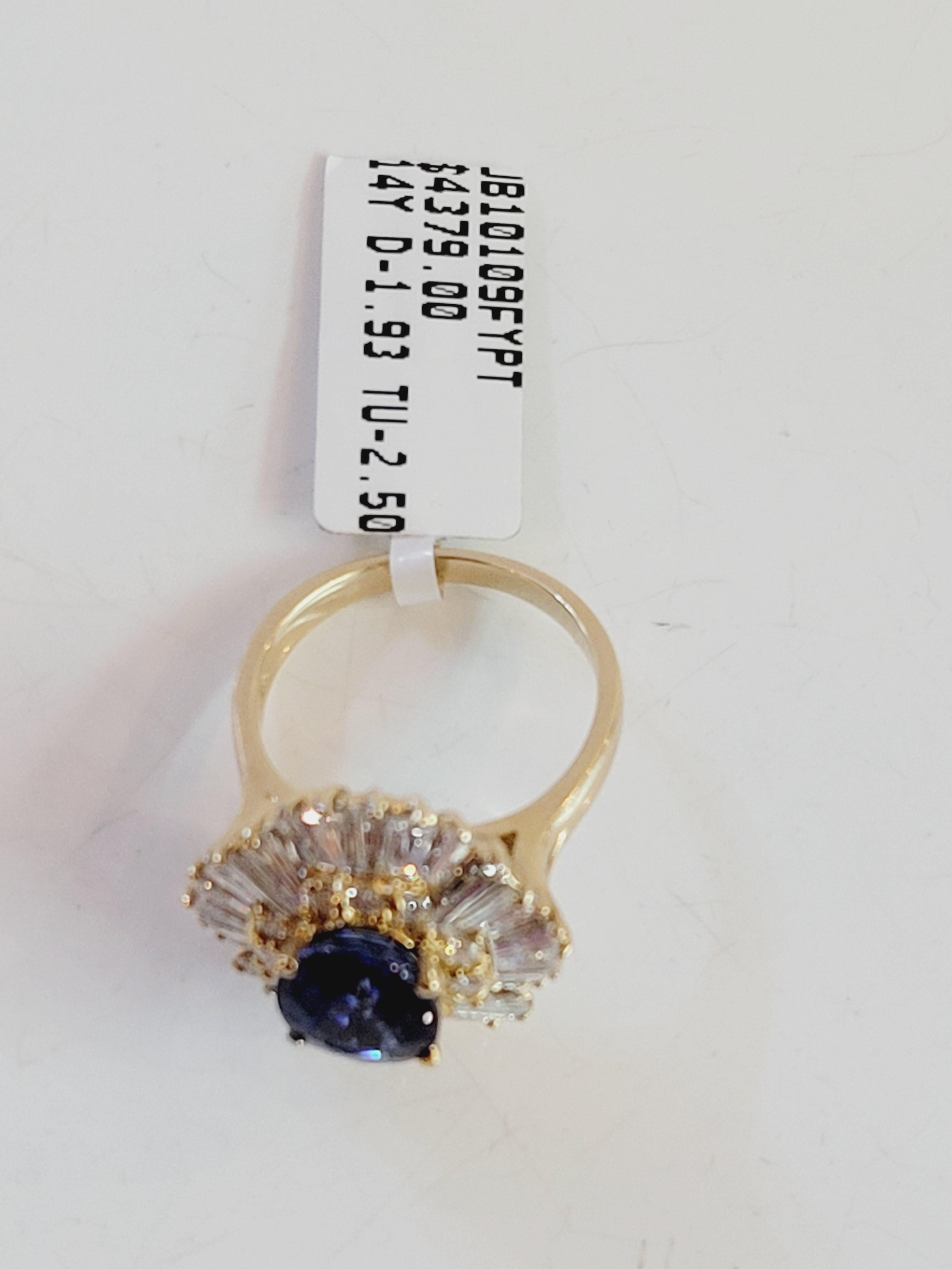 Taille ovale Bague ballerine en or jaune 14 carats avec pierre centrale en saphir bleu et diamants en vente