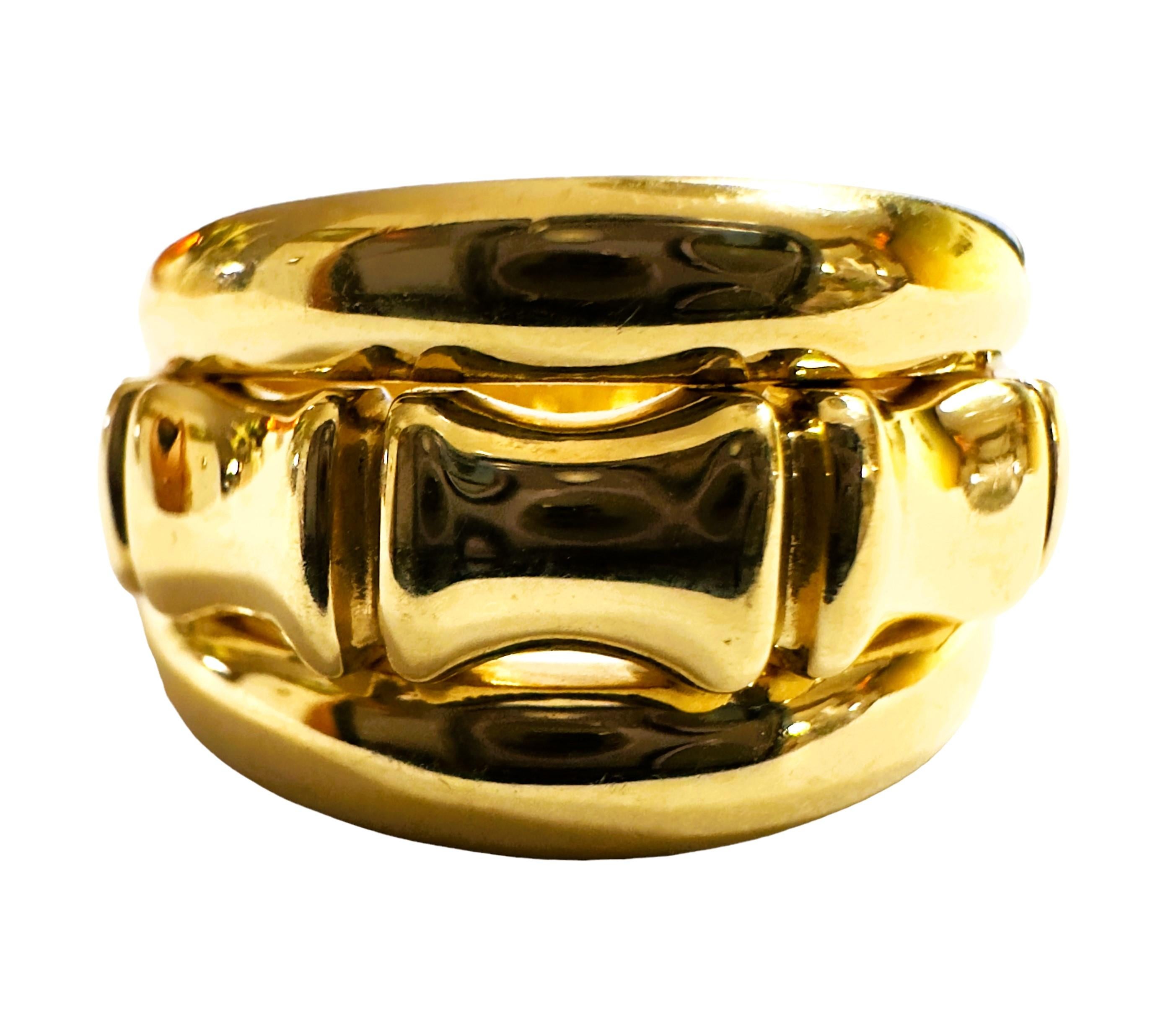 Das ist ein wirklich cooler Ring.  Ich liebe das Design.  Es ist ein so hochwertiges Stück.  Es ist eine Größe 8.  Es ist gestempelt 