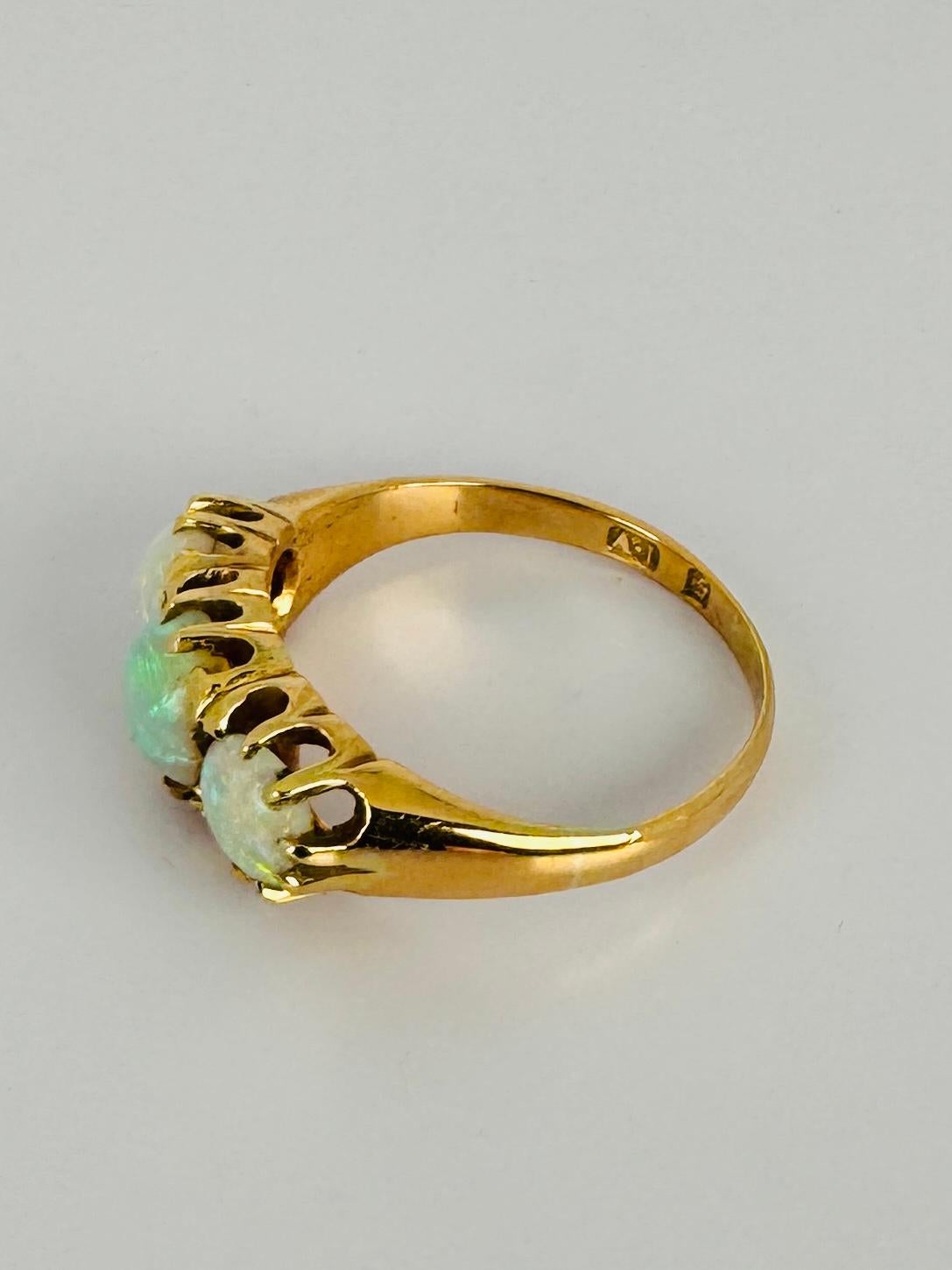 Anillo de oro de 14 quilates de los años 50 con impresionantes ópalos blancos de 1,6 quilates  Elegancia europea en venta 5