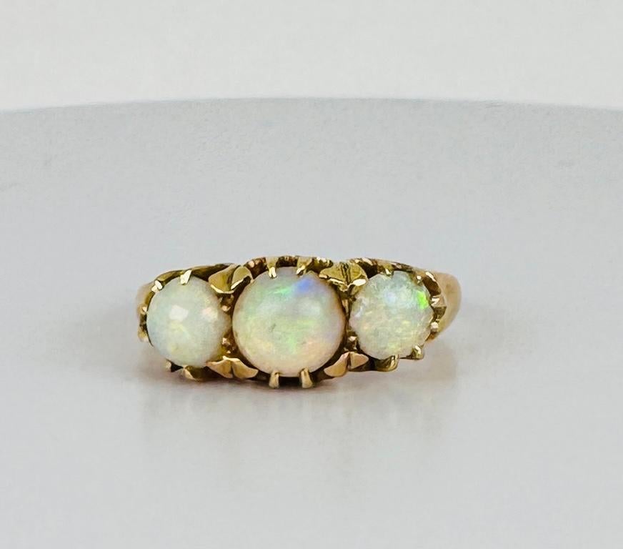 Anillo de oro de 14 quilates de los años 50 con impresionantes ópalos blancos de 1,6 quilates  Elegancia europea Corte de bola en venta