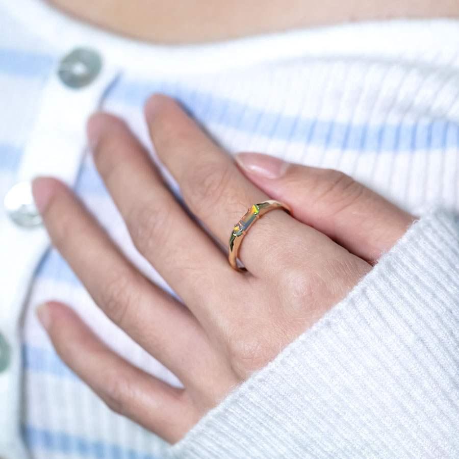 Arts and Crafts Anello di fidanzamento in oro giallo 14K con opale nera in vendita