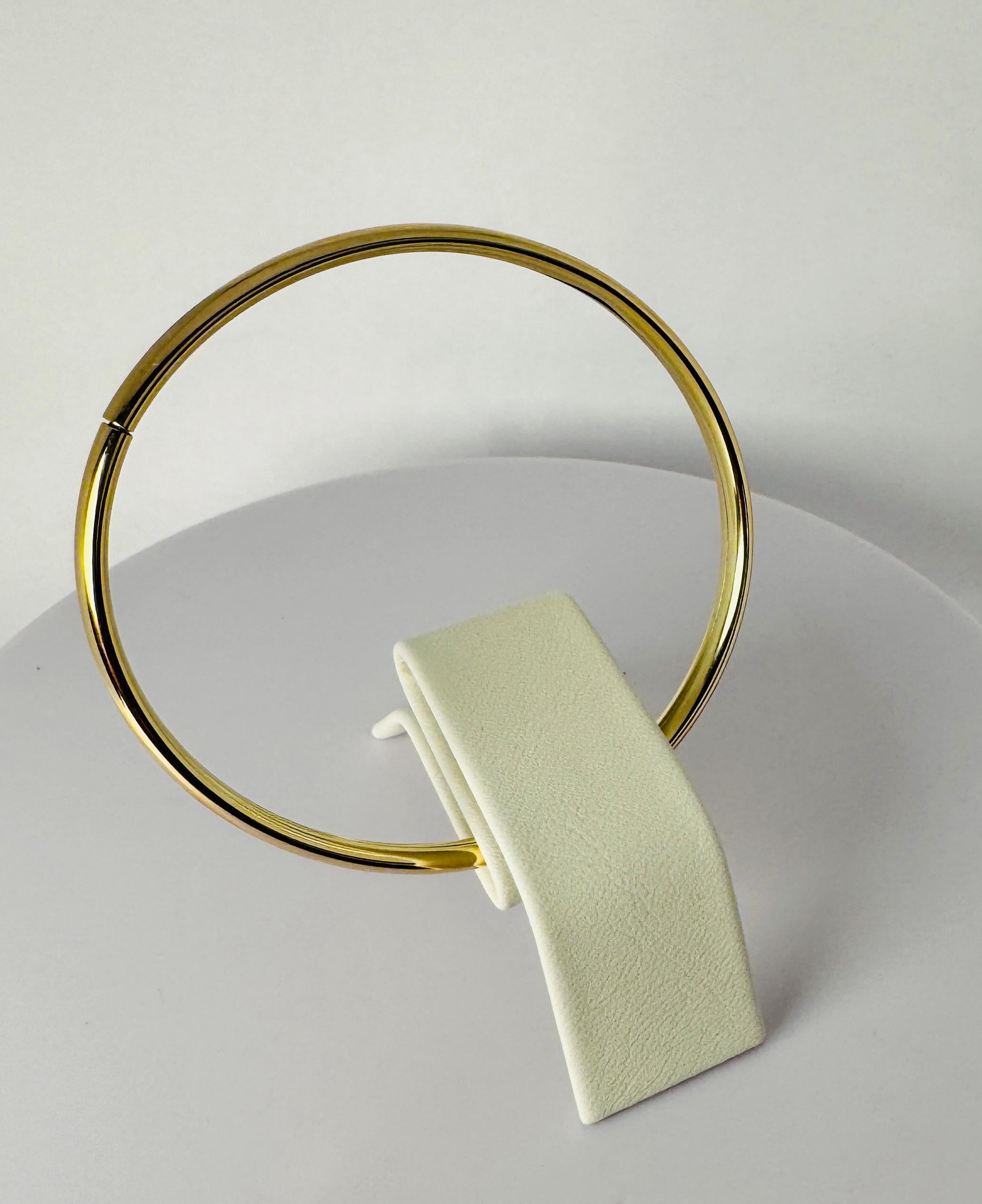 Bracciale bangle in oro giallo 14k - classico - 64 mm chiusura sicura a secchiello in vendita 3