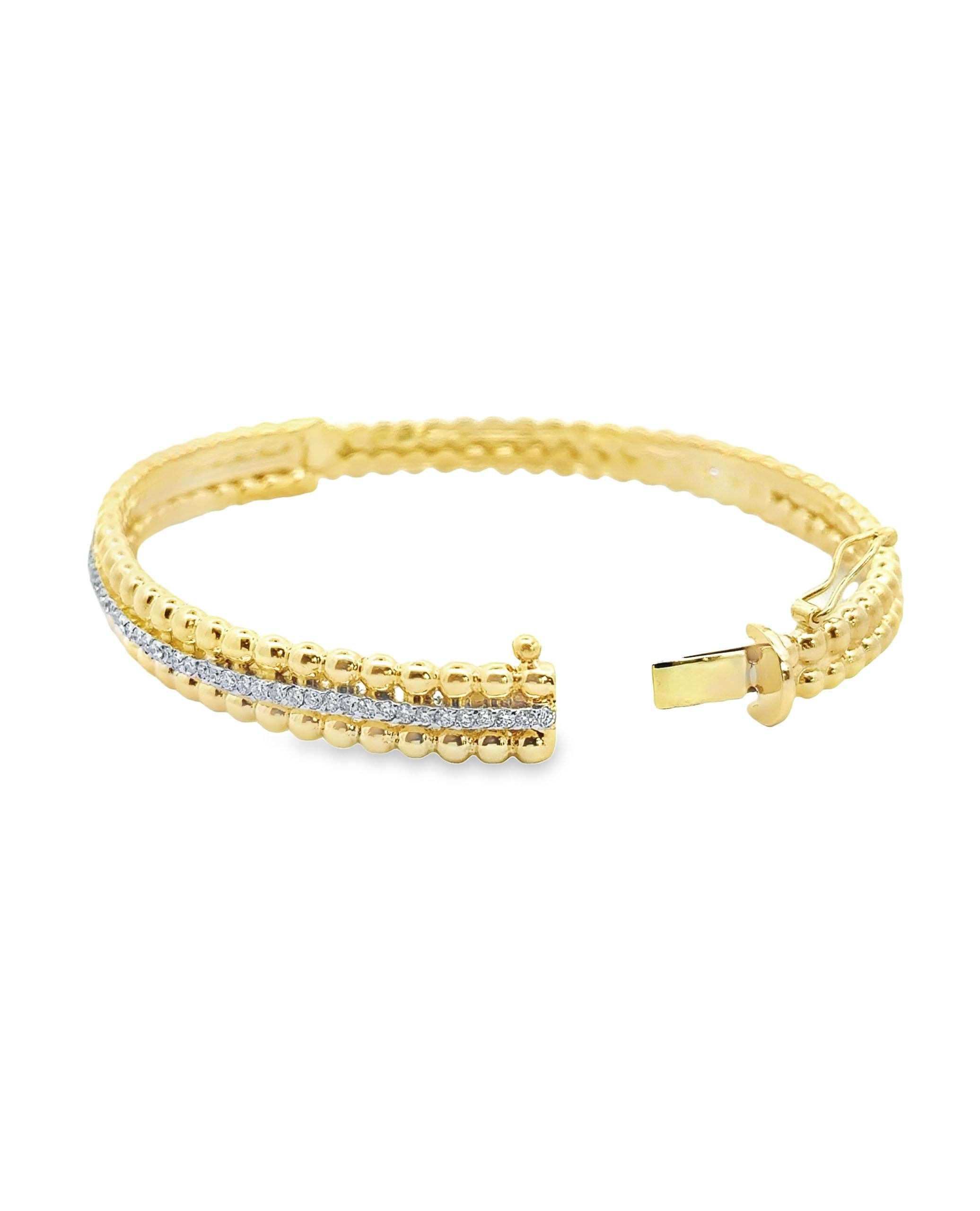 Bracelet à charnière en or jaune 14K avec un design perlé et une rangée de diamants ronds de taille brillant pesant 0,80 carats au total.

- Les diamants sont de couleur G/H et de pureté SI2.
- Convient à un poignet de 7 pouces.
- Fermoir de