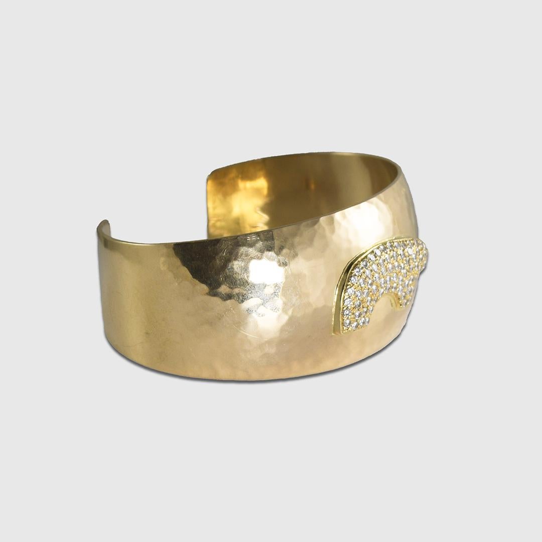 Damen-Armband aus 14k und 18k Gelbgold und Diamanten.
Das Armband wiegt 34 Gramm und wurde mit einem XRF-Metallanalysator auf 58 % Gold getestet.
Der Bär ist gestempelt 18k, 171/500.
Der Bär ist 1 Zoll lang und 4 mm tief.
Die runden Brillanten sind