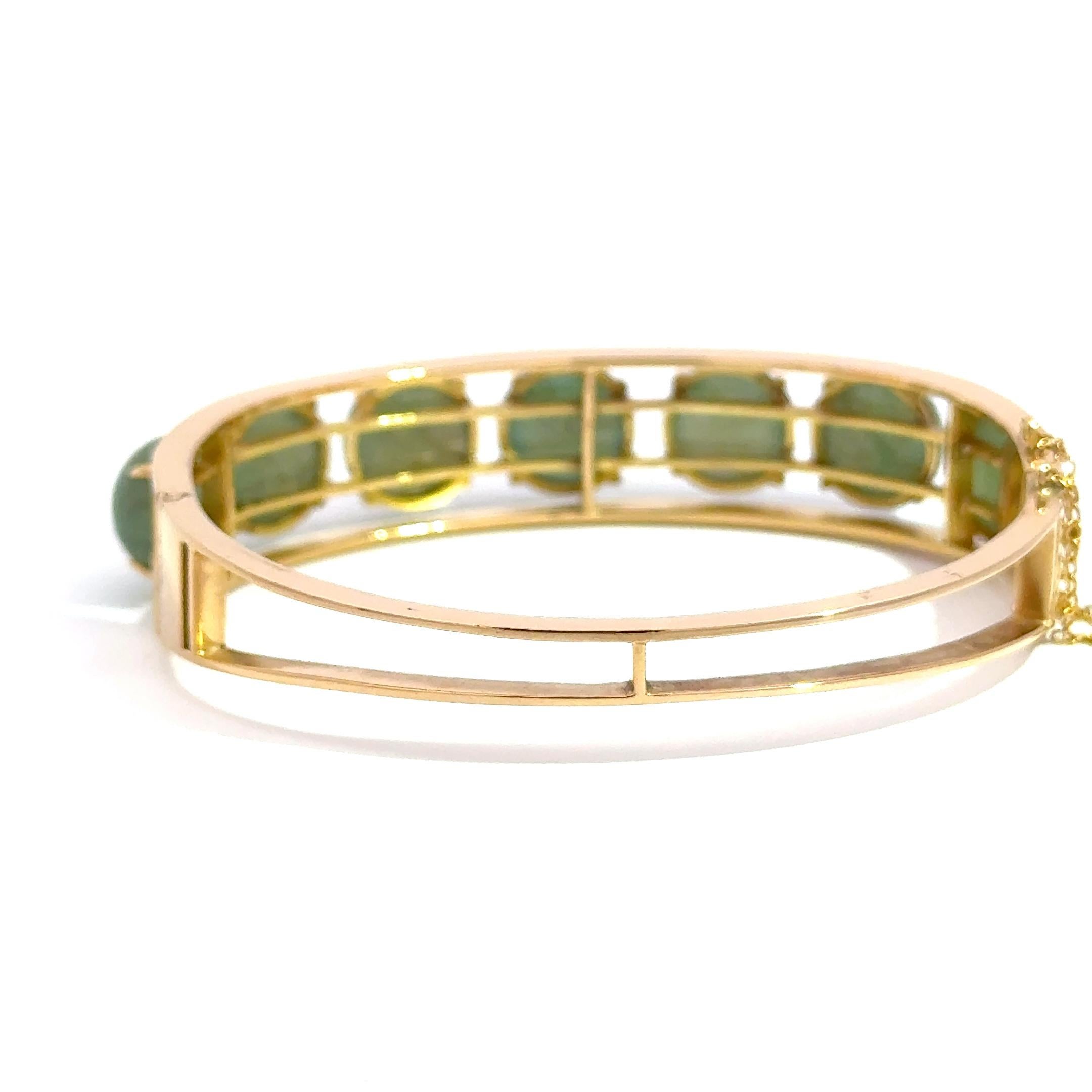 14k Yellow Gold Bangle with 7 Green Jade Cabochons – 29.20g of Timeless Elegance In Excellent Condition For Sale In Los Angeles, CA
