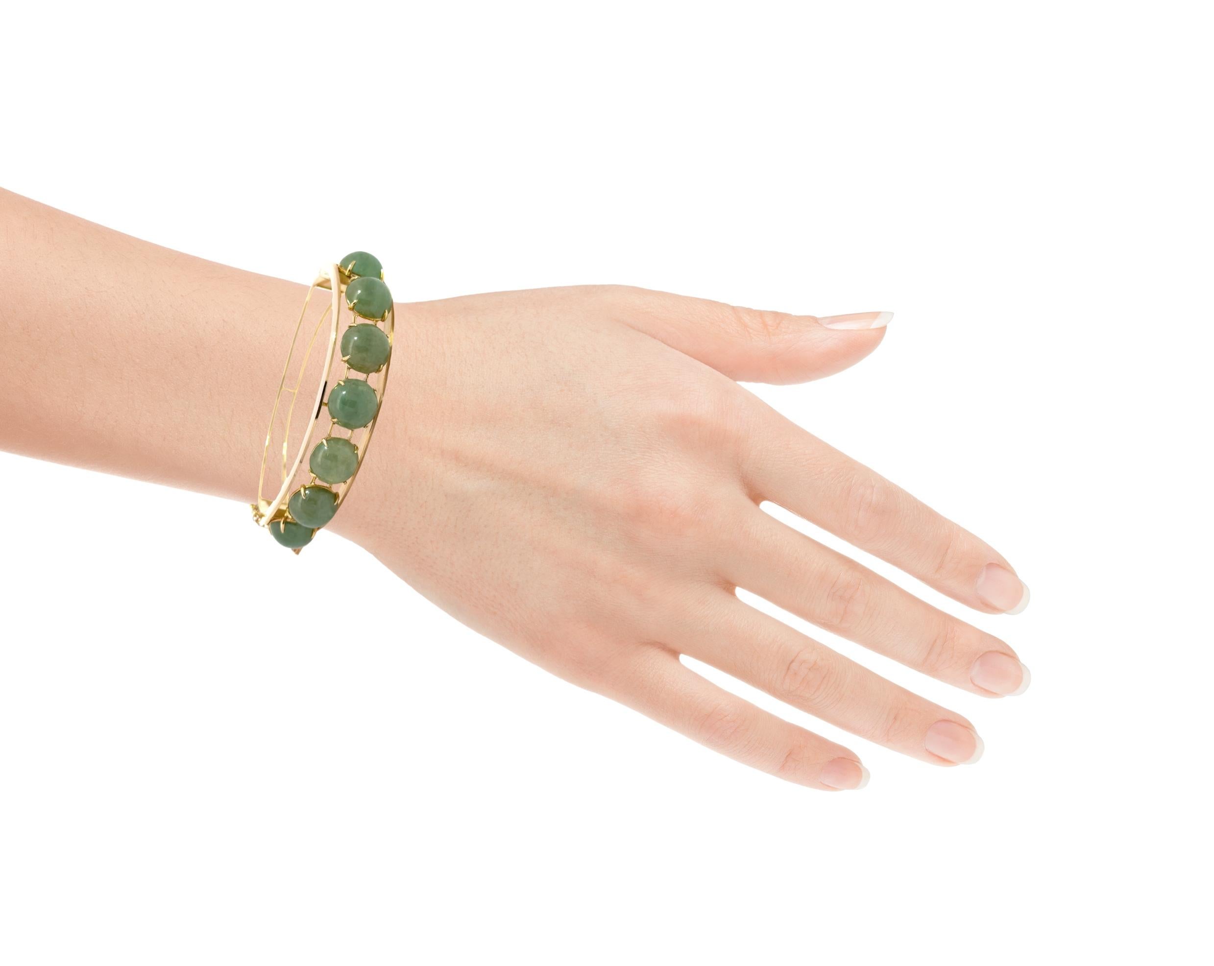 14k Yellow Gold Bangle with 7 Green Jade Cabochons – 29.20g of Timeless Elegance For Sale 1