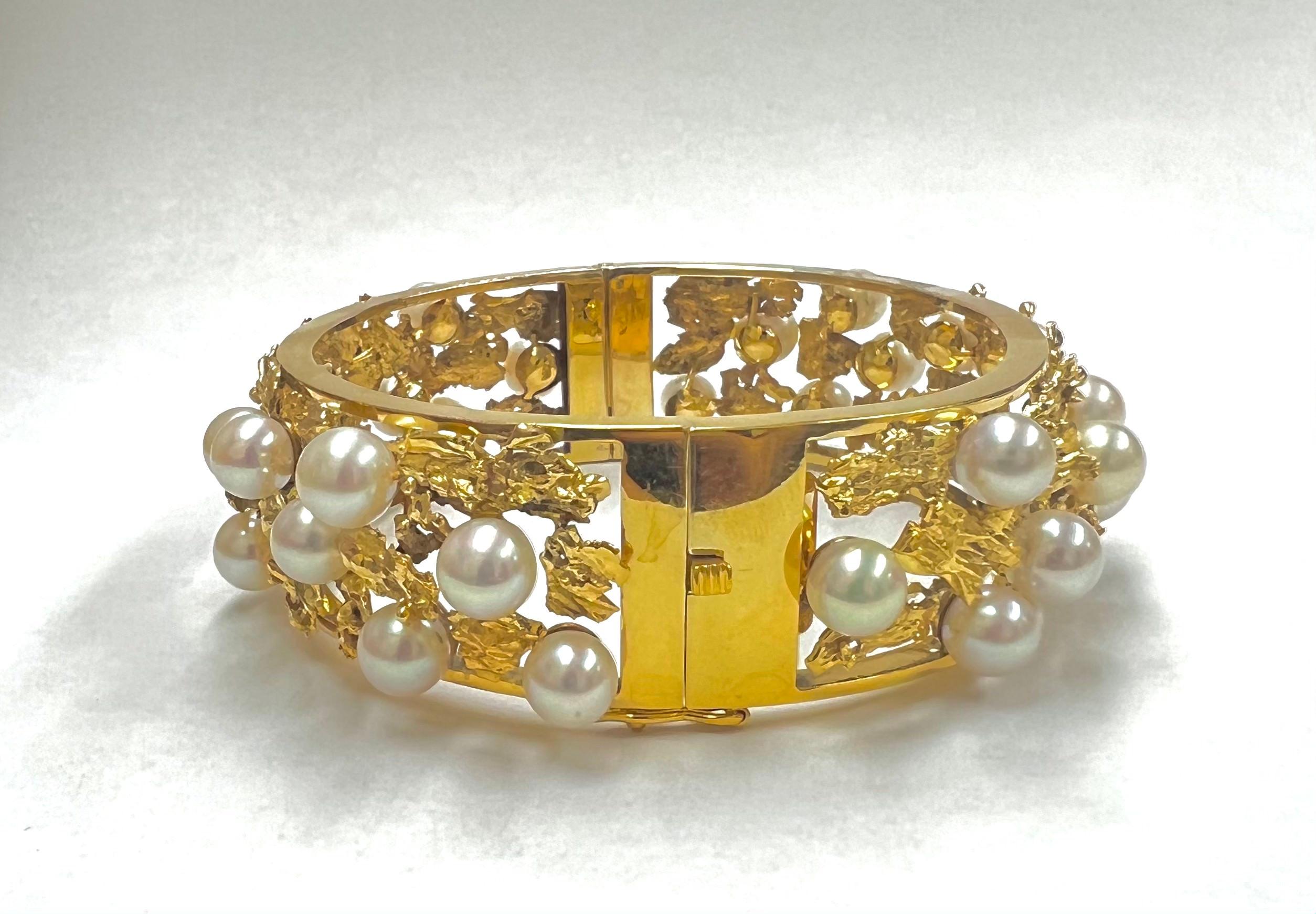 14k Yellow Gold Bangle with White Gold Pearls In New Condition For Sale In Los Angeles, CA